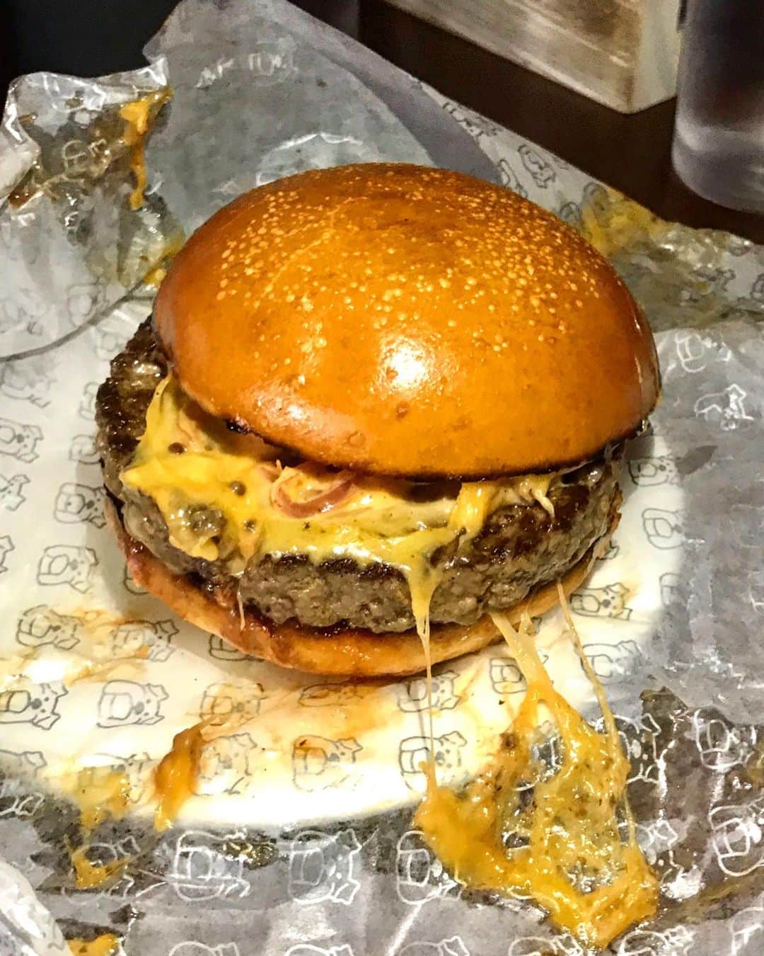 Li Tian の雑貨屋さんのインスタグラム写真 - (Li Tian の雑貨屋Instagram)「Give me baby one more time~ #throwback to the delicious BABY HUEY 🐮 || Tasmanian Vintage beef patty, ketchup, cheese, pickles and spiced mayo in a toasted demi brioche bun  As equally competent is the TRUFFLE HOUND of Roasted portobello mushroom, garlic miso butter, ketchup, truffle aioli, melted truffle cheese and truffle oil in a toasted butter bun. Probably one of the best burger and dogs in town! • • • • #sgeats #singapore #local #best #delicious #food #igsg #sgig #exploresingapore #eat #sgfoodies #gourmet #yummy #yum #sgfood #foodsg #burpple #beautifulcuisines #bonappetit #instagood  #eatlocal #burger #potatohead」5月2日 21時53分 - dairyandcream