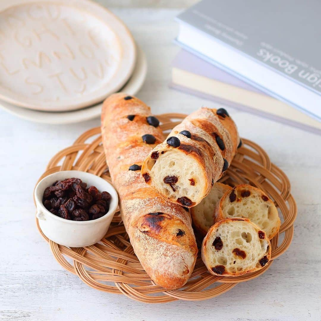 あいりおーさんのインスタグラム写真 - (あいりおーInstagram)「今朝の朝ごパン🍞. . 昨日焼いたレーズンのハードパン🥖. . レーズンは一度蒸してふっくらさせてから使います(๑˃͈꒵˂͈๑) . . この一手間でレーズンはとってもジューシー٩(๑′∀ ‵๑)۶•*¨*•.¸¸♪. . 魚焼きグリルでサクサクに焼き戻してバターを染み染みにさせて٩(๑´3｀๑)۶. . あとは具沢山スープ. . 最近キャベツが高くて買うのを躊躇した(笑). . . . #ハードパン#おうちjoice#朝ごはん#レーズンパン#おうち時間 #手作りパン#おうちパン#あいりおーパン#マカロニメイト #instagramjapan #kurashiru #kurashirufood #キナリノ#おうちごはん#フーディーテーブル #製菓材料ならコッタ #コッタ #instagramjapan #igersjp #Instagram #delistagramme #レシピもコッタ #お菓子作りならコッタ」5月2日 21時54分 - airio830