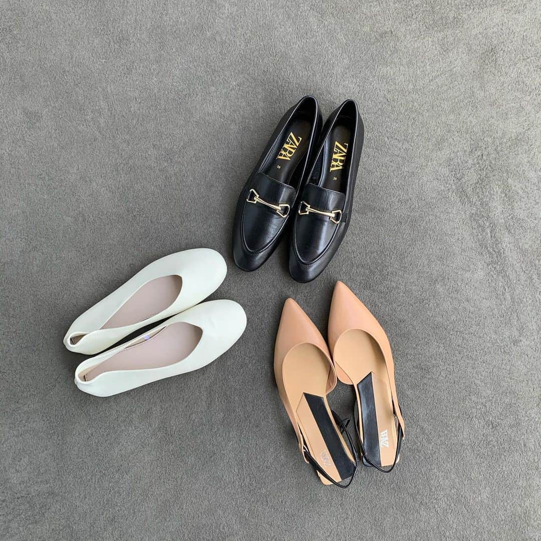 aki_closetのインスタグラム：「. 春夏に向けて ZARAのセールでお得に☺︎ . 定番ソフトレザーの白フラット 売り切れでkidsの白フラットを。 . キッズにも私のサイズがあるなんて サイズぴったりで新しい発見♡ . #zara」