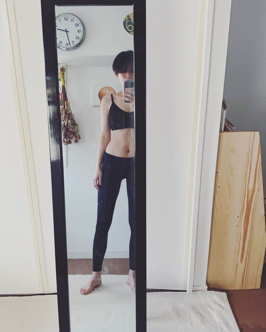 平山奈美のインスタグラム：「妊娠中出来なかったトレーニング また少しずつ まずは姿勢からなおさないと .  @adidastokyo のウェアが凄く履き心地が良くて気持ち良い🧘‍♂️ . #トレーニング #トレーニングウェア #産後ダイエット #産後トレーニング #アディダス #ストレッチ #おうち時間 #ステイホーム #セルフィー #stayhome #stayhomestaysafe #selfie #workout」
