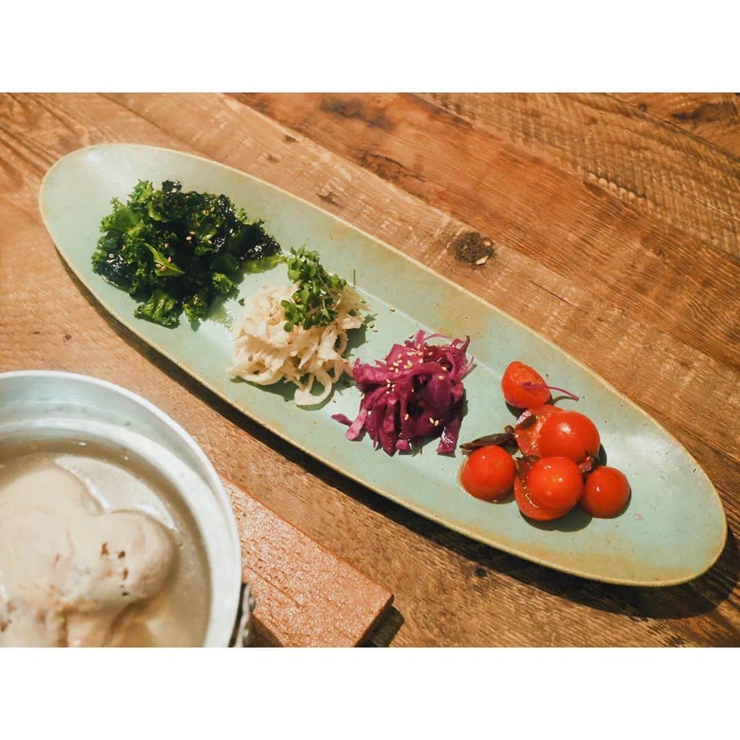 高山都さんのインスタグラム写真 - (高山都Instagram)「コリアンナイトな今夜の献立。 地元の友達がやってる @ebisu_iru_samgyetang の参鶏湯が届いたから早速。 そりゃ、合わせて副菜は韓国でしょーと前菜盛り合わせ的なものをいくつか。 水菜とジャコと塩昆布のナムル 刺身のフェー ケールと韓国海苔のナムル 切り干し大根とツナの柚子胡椒マヨネーズ和え ミニトマトの柴漬け和え 参鶏湯、めちゃくちゃおいしい。 なんていうか、地元の味というか、こういう味の街で育ったから、懐かしくて本当美味しい。 塩加減も最高。 元気でるごはんやなー。 もちろん、全部は食べられなかったから、残りは楽しくアレンジ。 #みやれゴハン　#おうちごはん　#テイクアウト　#韓国料理　#参鶏湯」5月2日 22時09分 - miyare38