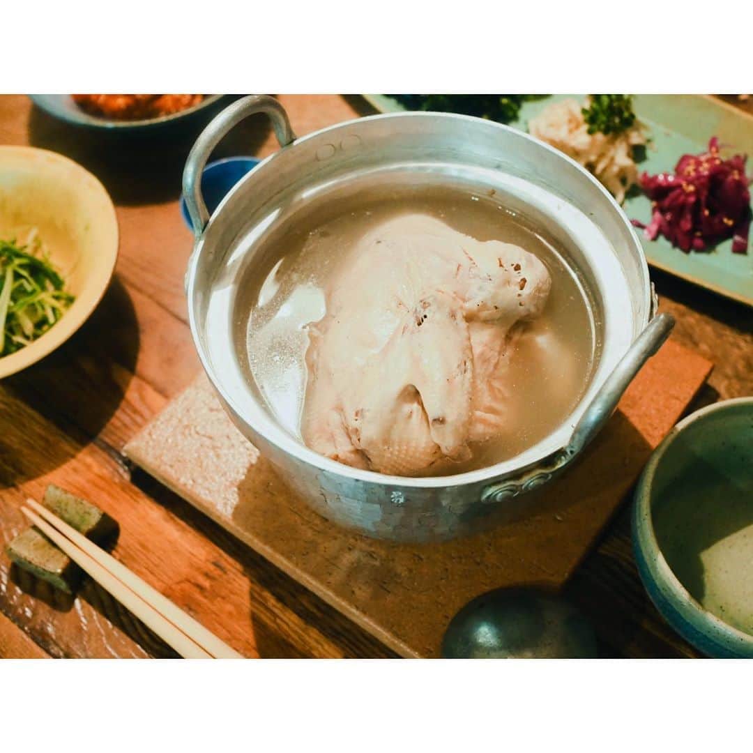 高山都さんのインスタグラム写真 - (高山都Instagram)「コリアンナイトな今夜の献立。 地元の友達がやってる @ebisu_iru_samgyetang の参鶏湯が届いたから早速。 そりゃ、合わせて副菜は韓国でしょーと前菜盛り合わせ的なものをいくつか。 水菜とジャコと塩昆布のナムル 刺身のフェー ケールと韓国海苔のナムル 切り干し大根とツナの柚子胡椒マヨネーズ和え ミニトマトの柴漬け和え 参鶏湯、めちゃくちゃおいしい。 なんていうか、地元の味というか、こういう味の街で育ったから、懐かしくて本当美味しい。 塩加減も最高。 元気でるごはんやなー。 もちろん、全部は食べられなかったから、残りは楽しくアレンジ。 #みやれゴハン　#おうちごはん　#テイクアウト　#韓国料理　#参鶏湯」5月2日 22時09分 - miyare38