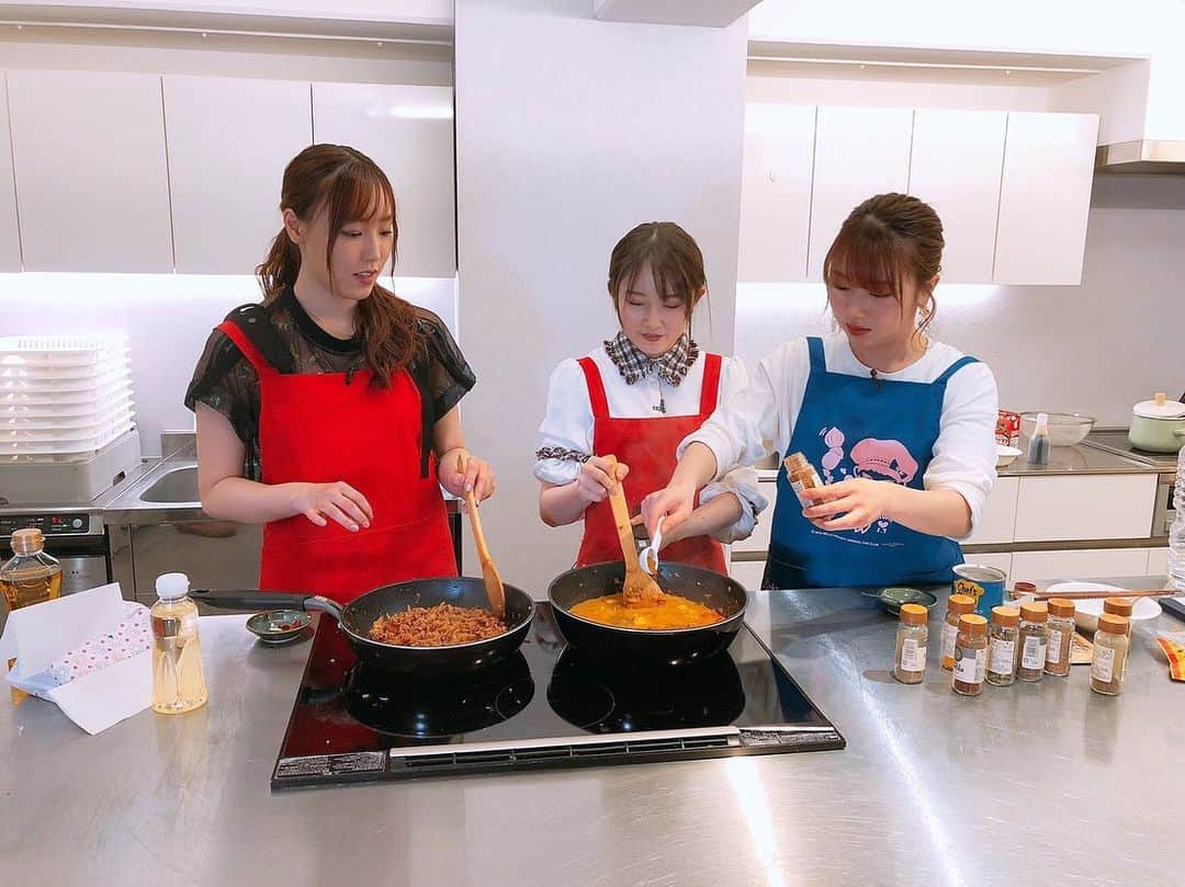 譜久村聖さんのインスタグラム写真 - (譜久村聖Instagram)「🍛Ayu's kitchen スパイスカレー🍛  あゆみん先生と助手ふくちぃの3人でスパイスカレー作りに挑戦した映像がモーニング娘。公式YouTubeに配信されました!! 聖とちぃちゃんのお手伝い✨も上手✨笑 メンバーと料理とても楽しかったです💕  2つのカレーを同時に作れるあゆみんカッコよかった🍴  ぜひ観て、作ってみてください🍛✨ #石田亜佑美 #森戸知沙希 #譜久村聖  #youtube #アユズキッチン #お手伝い #スパイスカレー #めちゃめちゃ美味しかった #モーニングカレー #🍛」5月2日 22時14分 - mizuki_fukumura.official