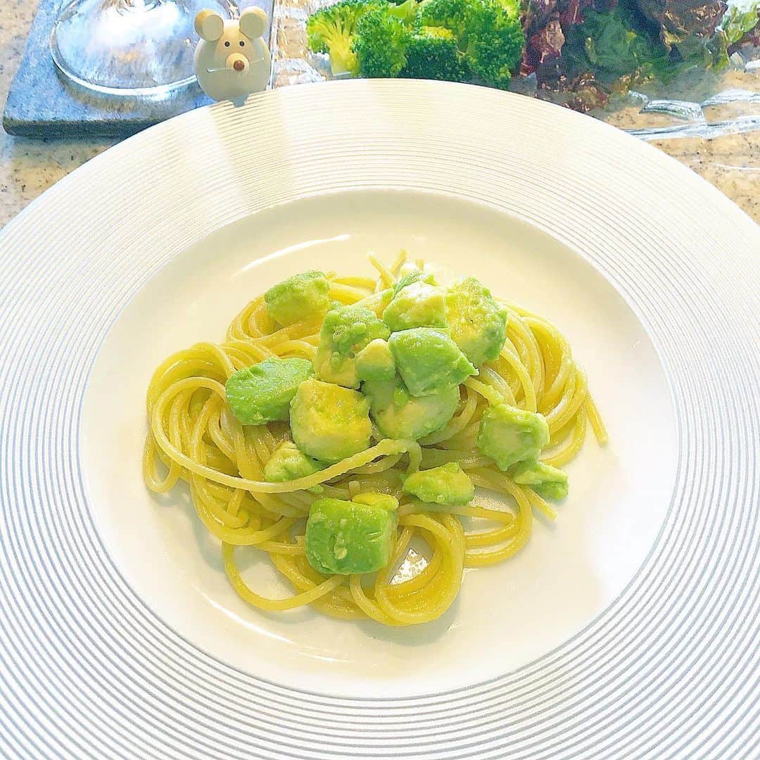 榊山敬代のインスタグラム：「🍝🥑… ・ 5月のはじまりは やっぱりこれです パスタランチの巻  きょうはお昼にバタバタしており お昼とおやつ時間の間のランチで おなかすいた😫と沢山ともぐもぐ  ところでアボカドパスタは ３月１日に制作してた模様 そしてきょうは５月１日と  偶然にも月のはじまりに たべたくなるのかなぁと やっぱりおいしいパスタ  さて今日のアトリエは  あーでもないこーでもない と確認作業に燃えましたり アトリエでカキカキ楽しみ  ランチの後は手描きしたものを パソコンに取り入れて作業の巻  昨日はどんなカタチになるのか なんとなく不安でしたけれども  夕方に整いはじめまして そこからはスピードUP 一気に完成したのでした  むかしからそうだったけど 夕方は突然集中力が高まる タイプなのは気になる性質  もしかしたら産まれた時間 が夕方だったからなのかな  明日も夕方までに  仕上げたいアイテムがあるので 夕方を目掛けてがんばりたい時 ・ ・ ・ #おうち時間 たのしみ週間 #おうち大好き #stayhome ・ ・ ・ ・ ・  #おうちランチ #週末ランチ  #ランチ #lunch #おうちごはん #food #イタリアン #パスタ #パスタランチ#休日ランチ #🍝 #pasta #アボカドパスタ #アボカド #🥑 #avocado #アボカドレシピ #アボカド料理 #創作料理 #思いつき料理 #artist #cooking #日本画家 の #お料理こんなもん  #コロナウイルス #Coronavirus #コロナウイルスが早く終息しますように」
