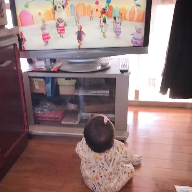 中谷一馬のインスタグラム：「我が娘の #StayHome 。 楽しそうに踊っております☺️ かわいい😍←親バカ もうすぐ1歳ですが、こんなことができるようになったんだなと感慨深い想いです☺️ 新型コロナで大変な時期だけど、パパもみんなの生活をより良くできるように粉骨砕身頑張ります👨✊ #GW #ゴールデンウィーク #うちで踊ろう」