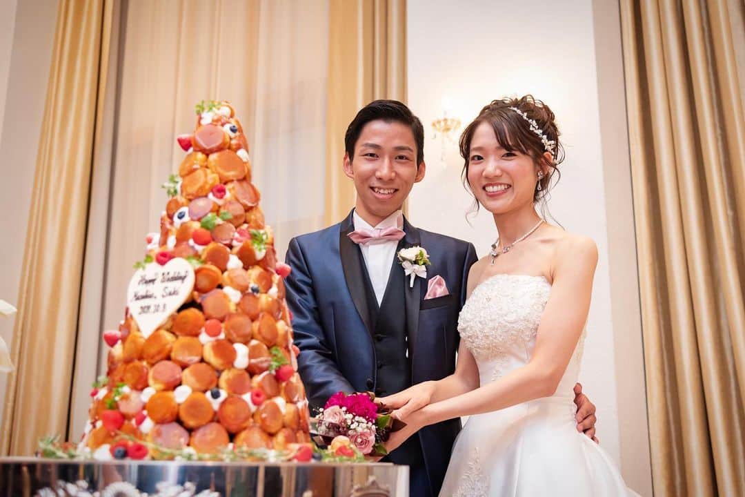 福井結婚式 ヴィラグランディス福井のインスタグラム：「ウエディングケーキはクロカンブッシュで☺️ クロカンブッシュには結婚式にピッタリの「子孫繁栄」と「ゲストへの感謝」という意味が込められています♡  #villagrandis#villagrandis福井#ヴィラグランディス#ヴィラグランディス福井」