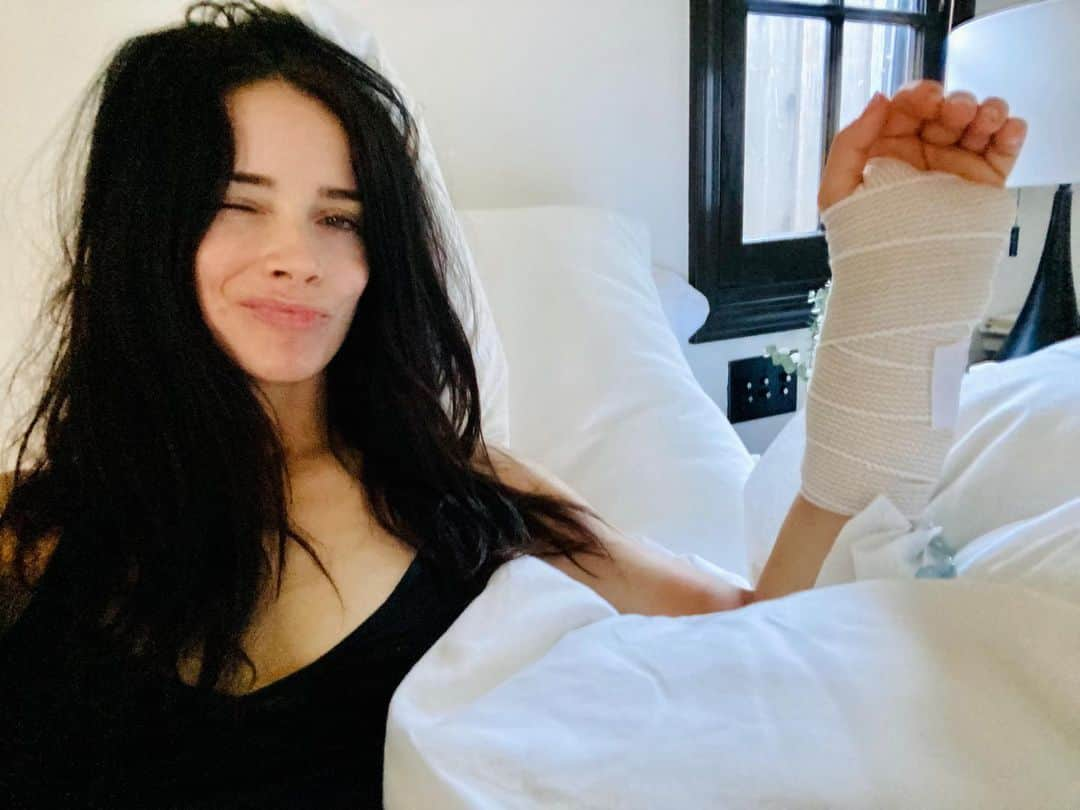 アビゲイル・スペンサーさんのインスタグラム写真 - (アビゲイル・スペンサーInstagram)「Holy moly. My heart is so full and my arm is so swollen! Quick update: the surgery on my broken left wrist from charity-back-handspring-gone-wrong, went perfectly. Such ease. All your healing, loving, energy vibes were felt! Thank you to Dr. Modabber and his incredible team for taking such good care of me! I’m reading all of your sweet messages and feel completely overwhelmed with love & support. Have to say our #healthcareworkers are THE REAL HEROES. Honored to be in their presence today. Still in a lot of pain... let the healing begin. 🦾💕💪🏼.」5月2日 13時22分 - abigailspencer