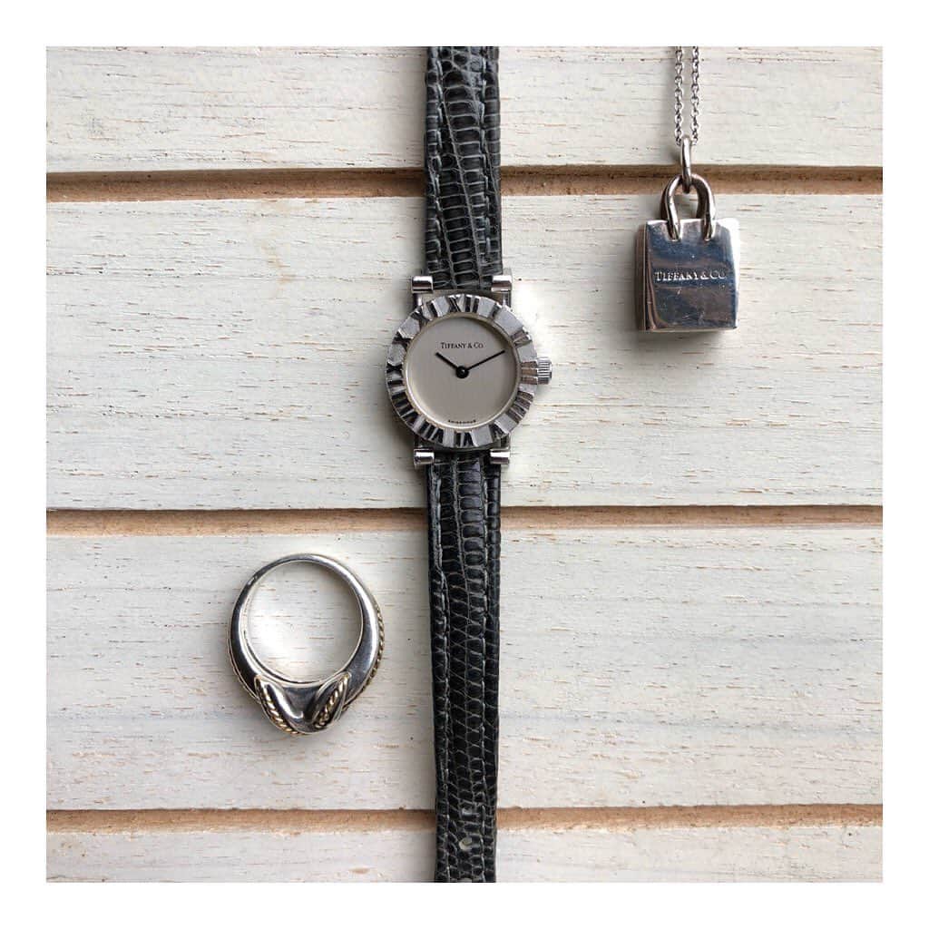 HIROBさんのインスタグラム写真 - (HIROBInstagram)「-my watch introduction﻿-﻿ ・staff R ・手首周り / 13.7cm﻿ ﻿ ・vintage  Tiffany  Atlas﻿ ・size / 縦2.3cm × 横1.9cm﻿ ﻿ ・選んだ理由  ベゼルに彫られたローマ数字の立体感＋腕に乗せた時の小振りで可愛らしい存在感。  肌にするっと馴染むシルバーのマットな質感。  手持ちの時計の修理をきっかけに、何か新しい時計をと3ヶ月程前に購入しました。  TiffanyのNY本店にある時計台をイメージしてデザインされているATLASというモデルで こちらはおよそ80年代頃のものです。  今となってはヴィンテージでしか手に入らないデザイン。  そんな特別感も選んだ理由の1つで、私の大事な相棒です！  現在ベイクルーズストアにも同モデルの取り扱いがありますので 気になる方は是非チェックしてみてください！ ﻿ -----------------------------------﻿- ECサイト"BAYCREWS STORE"のHIROBでも、﻿ 様々な時計の取り扱いがあります。是非ご覧ください！﻿ https://baycrews.jp/brand/detail/hirob﻿ -----------------------------------﻿- ﻿ #hirob﻿ #baycrews﻿ #vintagewatch﻿ #antiquewatch﻿ #mywatch﻿ #introduction﻿ #tiffany  #vintagetiffany ﻿ #ヒロブ﻿ #ベイクルーズ﻿ #ヴィンテージウォッチ﻿ #アンティークウォッチ﻿ #ヒロブスタッフ愛用 ﻿#ティファニー ﻿ #stayhome﻿ #おうち時間﻿」5月2日 13時24分 - hirob.jp