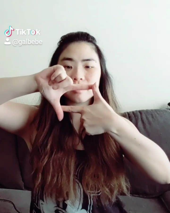 ベアトリサ・リャンのインスタグラム：「**edit: not sure why but the audio is off so I'm doing everything a count late lol 🤦🏻‍♀️ TikTok users, I need help! #millenial ** A #tiktokdance for those who have been spending most of their day in front of a laptop.  I taught this to my @laicetheater team and challenged them to think outside their "skating box." How would you express yourself if you could only use your upper body?  #tiktok #whatsthat #dance #choreography #theateronice #losangelesicetheater #coachlife #dancelife #challenge #pushyourself #expression」