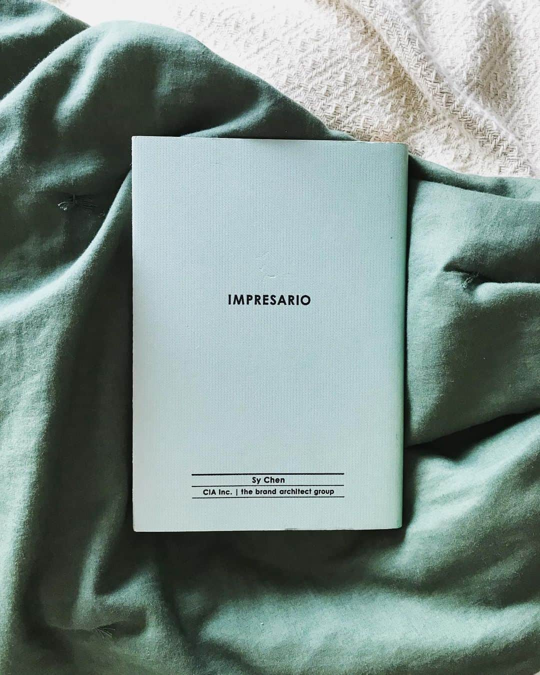 サンドバーグ直美のインスタグラム：「【7日間ブックカバーチャレンジ】 Day 4 #bookcoverchallenge 「IMPRESARIO 」  I love stories told by my boss, Sy Chen. He has so many life experiences and achievements that I never get bored working at his agency. In his book, he talks about how he started a Hollywood night club in the 80s, attracting the most posh people and icons including Andy Warhol. His successes lead to establishing his current branding agency in Tokyo, CIA, where he consults his clients (big and small) to cultivate and strengthen their brand identity “DNA.” He shaped brands like Uniqlo in the past by rebranding their logo, and simplifying their core products. This helped them strive to become the internationally recognized brand it is today.  Sy Chen is always a storm of energy⚡️⚡️🌪mentoring and pushing everybody to their fullest potential. I would super recommend this book that is full of his charm and inspiration.  #ciatokyo #storytime #sychen #chinaclub #uniqlo #aoyamaflowermarket #brandingagency #creativeagency #tokyo #la #ny #manila @ciabootlegmanila @sychen3531」