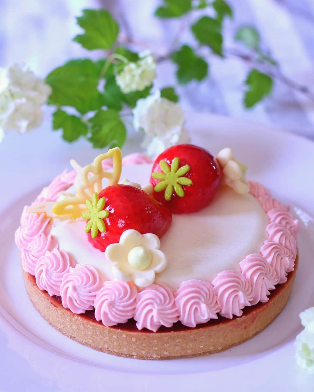 のん ◡̈*さんのインスタグラム写真 - (のん ◡̈*Instagram)「・ ・ @likesweetsbox 様より フォトジェニックスイーツの定期便が届きました🍰 ・ 今月のケーキは #hanami  お家でお花見を楽しんでもらいたい🌸 そんな素敵な想いも一緒に届きました😊 ・ ・ 苺のケーキに蝶のチョコレート。 とっても可愛くてお家にいながら カフェで過ごしているような気分を味わえます💗 ・ ・ おうちで過ごす時間がながく続いているので 子供達はケーキボックスのお届けに大喜び🙌🏻💓 美味しいの笑顔がきらきらしてました✨ ・ ・ 今は会いたい人にもなかなか会えないけれど 人を思わず笑顔にするこんな素敵なケーキで 頑張ろうね！元気でいてね！ 気持ちはいつでもそばにいるよ！ そんな想いを届けてみるのも素敵だと思います😊🎁 ・ ・ likesweetsboxさんのケーキは 冷凍なので保存料不使用。 食べたい分だけ解凍して、 ゆっくり楽しめる所も気に入っています。 ・ また素敵な食器やカトラリーがレンタル出来て 交換も簡単に出来るんですよ。 撮る楽しみも増えますね💗 ・ ・ ケーキについての詳細は ⏩　@likesweetsbox 🍓🍓🍓さんを チェックしてみてくださいね♡ ・ ・ 今日はとっても良いお天気ですね🌞 暖房器具を片付けてお掃除頑張ります♩ ・ ・ ・ ・ ・ #ステイホーム週間 #stayhome #おうちにいよう #おうち時間 #likesweetsboxアンバサダー  #likesweetsbox  #フォトジェニック #手作りケーキ #定期便 #スイーツ #ケーキ #ホールケーキ #パティシエ #インスタ映え #苺 #うちカフェ #おうちカフェ #cake #sweets #igersjp #strawberry  #宅配サービス #宅配 #お取り寄せ」5月2日 13時43分 - non_la_non