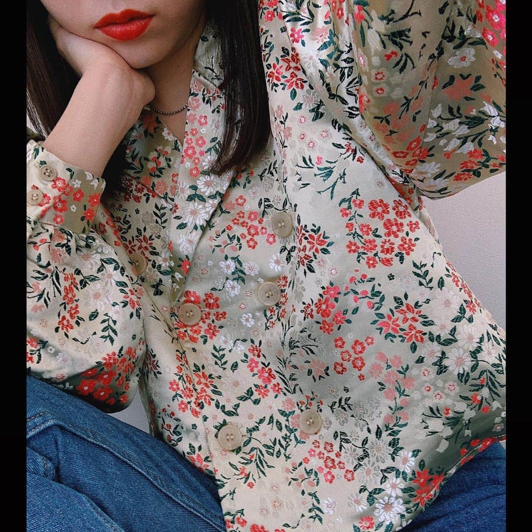 sayocoのインスタグラム：「何処へ行く訳でもなく、 シャツ可愛いからメイクした💄🧏‍♀️ #stayhomeweek 🌈🌈」