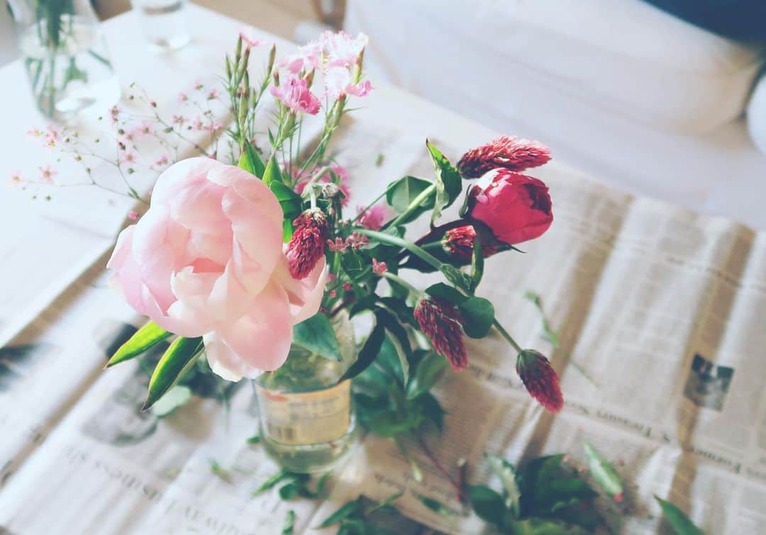 堀田ゆい夏さんのインスタグラム写真 - (堀田ゆい夏Instagram)「. 住宅街の花畑でたまたま売っていたお花たち🌸 . 少しおまけしてブーケっぽくしてくれたよ、やっぱり家に花があるといいね🧚‍♂️ . #花のある暮らし #flowers #芍薬 #peony #暮らしを楽しむ」5月2日 14時04分 - yuika_a0902
