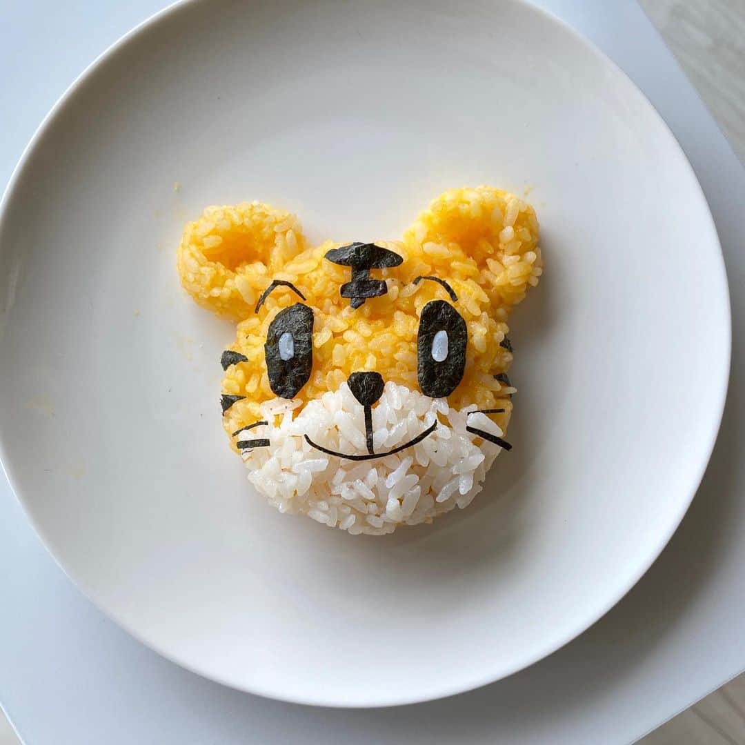 姫野れみのインスタグラム：「パパ作しまじろう🐯♡上手すぎ！！ げんたくんから回ってきたおにぎりバトンで 娘が最近見るようになって大好きなしまじろうを ママノータッチで1人せっせと作ってました😂 娘のキャラ弁はパパに任せた👍🏾✨笑 ・ #しまじろう #しまじろうおにぎり #おにぎりバトン #キャラ弁 #パパ作」
