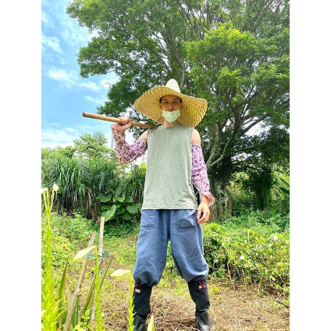 ツァオ・ヨウニン（曹佑寧）のインスタグラム：「放假變農夫☀️ 就要花袖套」