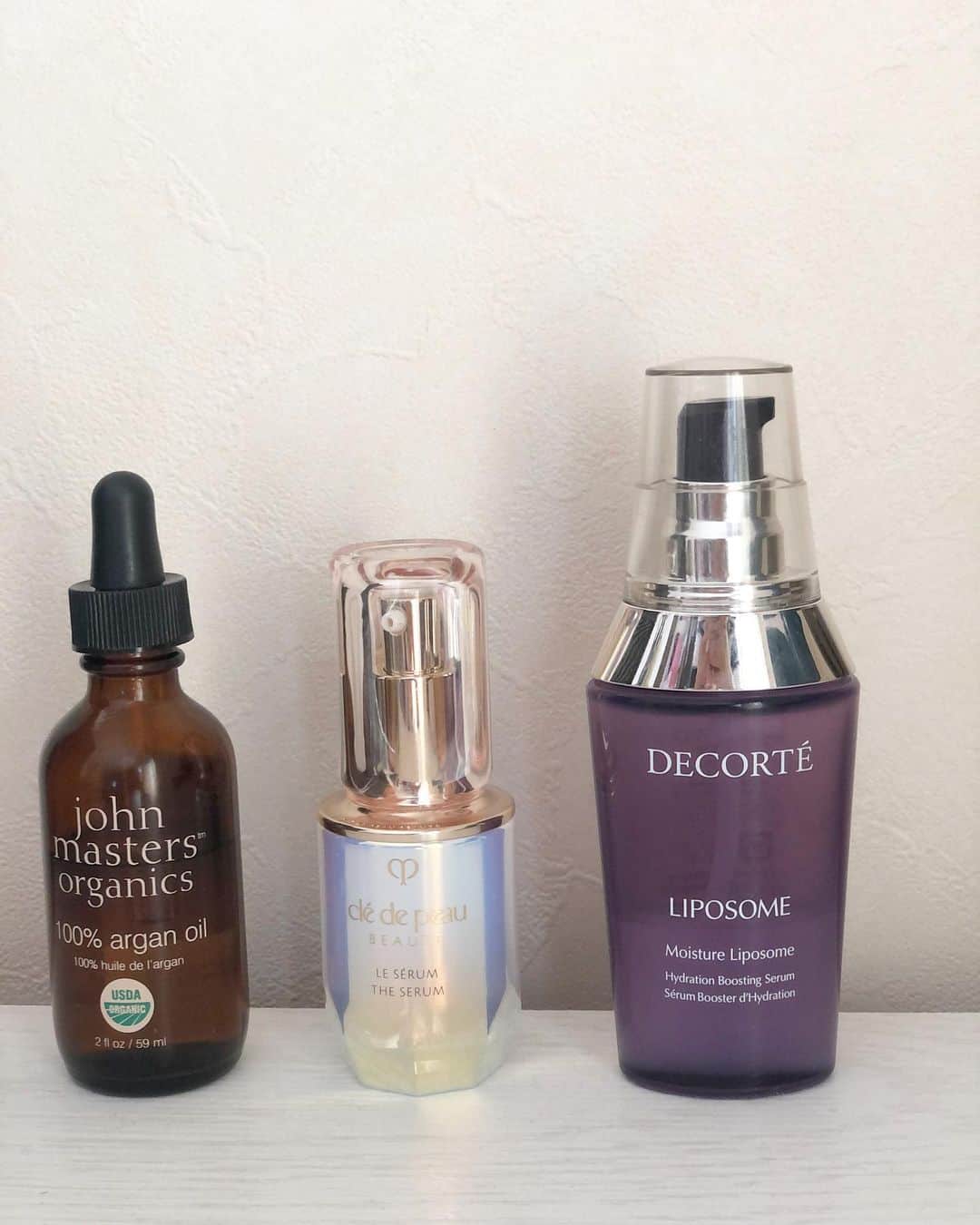 のインスタグラム：「左から ※john masters organics 100% argan oil ※クレ・ド・ポー　ボーテ　ル・セラム ※コスメデコルテ　モイスチュア　リポソーム  最近スキンケアやメイクのDMが来ててずっと返答したいなーと思っていたので投稿😅  化粧水前のブースターとしてこの３つを使ってます。  アルガンオイルはスキンケアの1番最後にも一滴つけたりもしてます。 コスデコは夜、クレドポーは朝に基本使ってます。 年齢によってたるみ毛穴が気になるし保湿を中心にエイジングケアできるものを選んでて、わたしはブースター、化粧水からクリームまでライン使いはまったく関係なく使用しています。 #スキンケア#スキンケア用品#johnmastersorganics#クレドポーボーテ#コスメデコルテ」