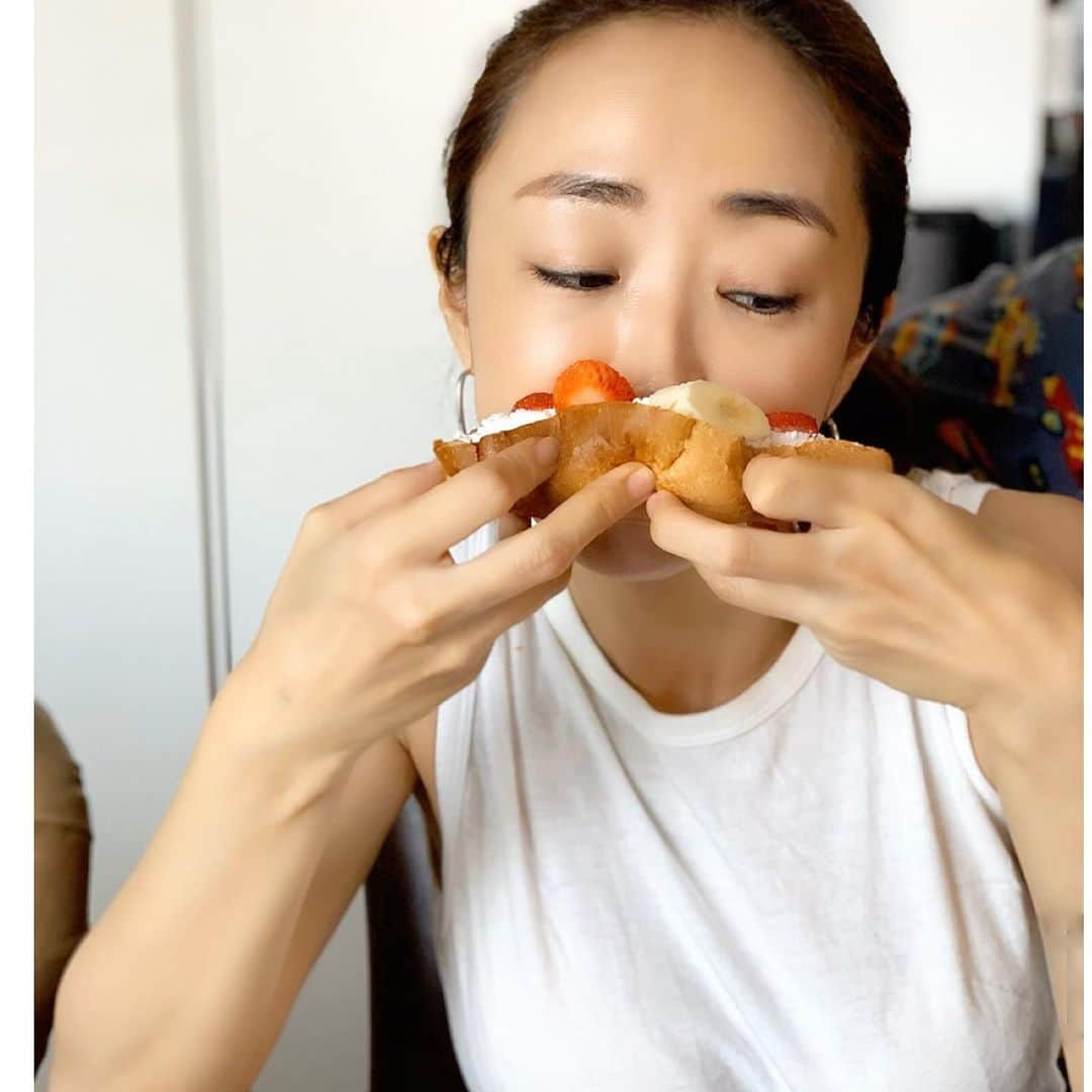 神崎恵さんのインスタグラム写真 - (神崎恵Instagram)「今朝はおちびさんが🍓🍌☁️🍞をつくってくれました。 米粉パンのもっちりと生クリームに🍌🍓が最高でした。 メープルかけるの忘れた🙈 週末風味のあさごはんでした。 #パンの耳は母担当 耳❓はしっこ❓ 全部焼き色のところです。 美味しかった❤️ごちそうさま。」5月2日 14時21分 - megumi_kanzaki