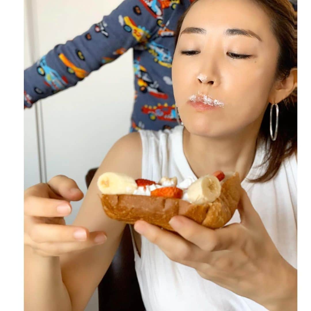 神崎恵さんのインスタグラム写真 - (神崎恵Instagram)「今朝はおちびさんが🍓🍌☁️🍞をつくってくれました。 米粉パンのもっちりと生クリームに🍌🍓が最高でした。 メープルかけるの忘れた🙈 週末風味のあさごはんでした。 #パンの耳は母担当 耳❓はしっこ❓ 全部焼き色のところです。 美味しかった❤️ごちそうさま。」5月2日 14時21分 - megumi_kanzaki