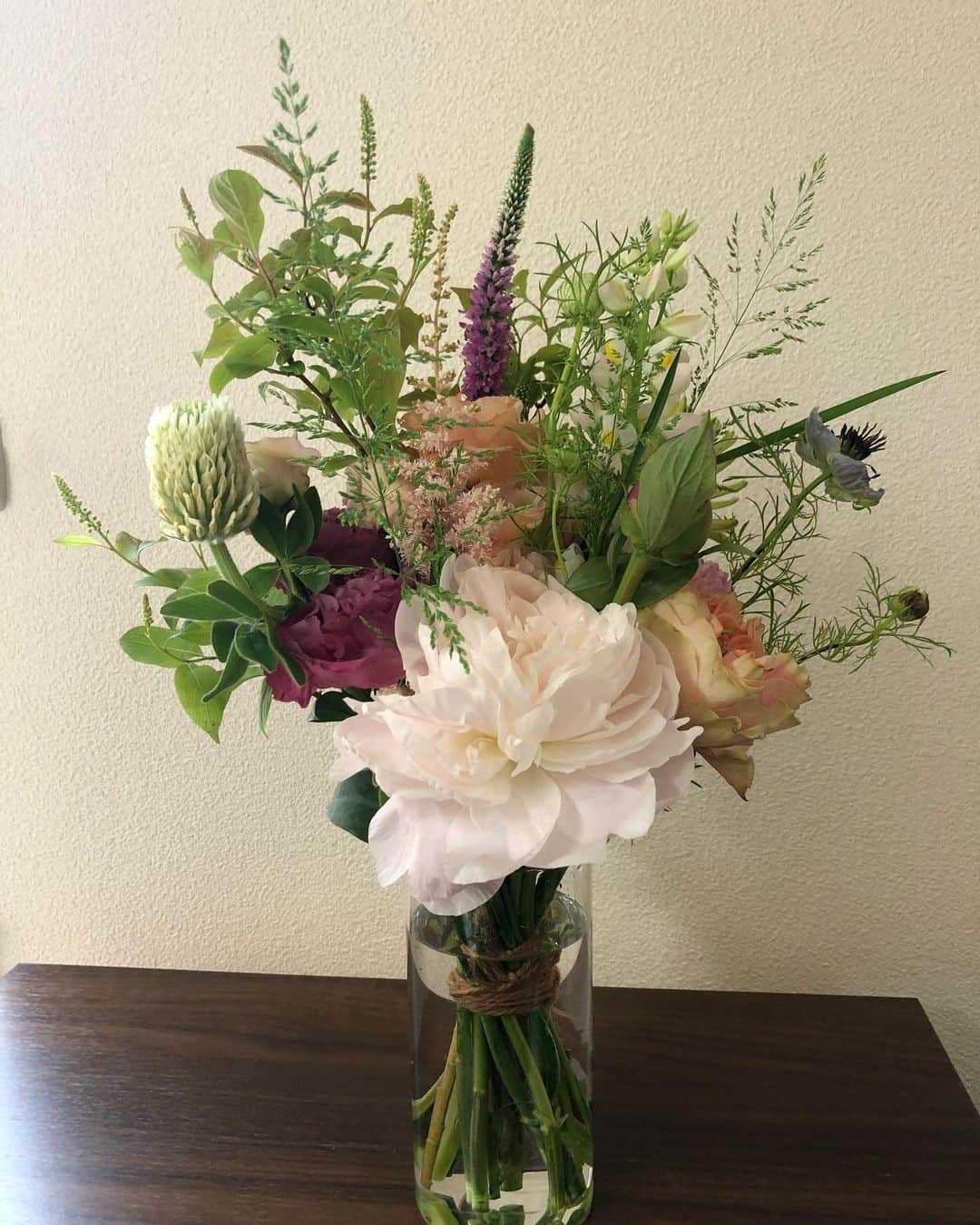 ikaoさんのインスタグラム写真 - (ikaoInstagram)「@tamotamoandflowers さんに お願いしていた 母の日ギフトのお花が届きました💐 スワイプしてね👉🏻 こんな時だから自分の為にも 気分をアゲたくてお願いしました✨ hiromiせんせーのお花は 自然で優しくてセンス良く 大好きです🌸🌿 今回、アレンジメントと花束でしたが 花束の方にしてみました💐 せんせー🙋🏻‍♀️ またワークショップに伺える日を 楽しみにしています😊💕 写真ヘタクソですみません🙇🏻‍♀️」5月2日 14時14分 - ikao26