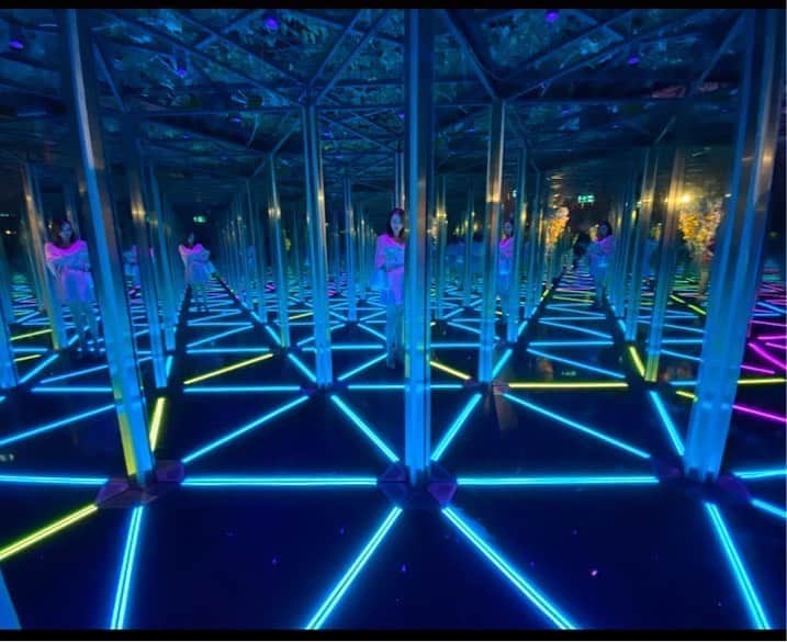 のインスタグラム：「いつかのMirror Maze💫at jewel ・ 鏡の迷路みたいになってて棒持ってツンツンしながら出口へ👯‍♀️ ・ また色んとこ行きたいな🌈 ・ あと1ヶ月乗り切ろう👊🏻🏋🏻‍♂️⭐️ ・ #2020 #sg #may #jewel #mirrormaze #stayhome」
