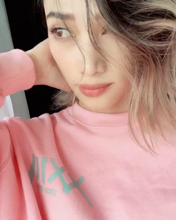 yeNahのインスタグラム：「久々に髪を巻いてみました。﻿ というのも伸びて扱いづらくなってきたから巻いてみたものの、こんなんだっけ🙄と忘れ気味。﻿ 幸い髪色は、上の方は地毛なのでプリンを気にならなくて済んでる。笑﻿ 毛先は時間ある時にムラシャンしてればいける🛁﻿ ﻿ メイクも久々にアイシャドー(薄色のね)してみたり、ま要は自分の為の気分転換🥳﻿ ﻿ 皆さんは元気にしてますか？﻿ 出来る事が限られてるこのご時世、何か一つその日の楽しみを見つけ、日々楽しく過ごせてますように🤍 ﻿ ﻿ STAY SAFE💋﻿ ﻿ ﻿」