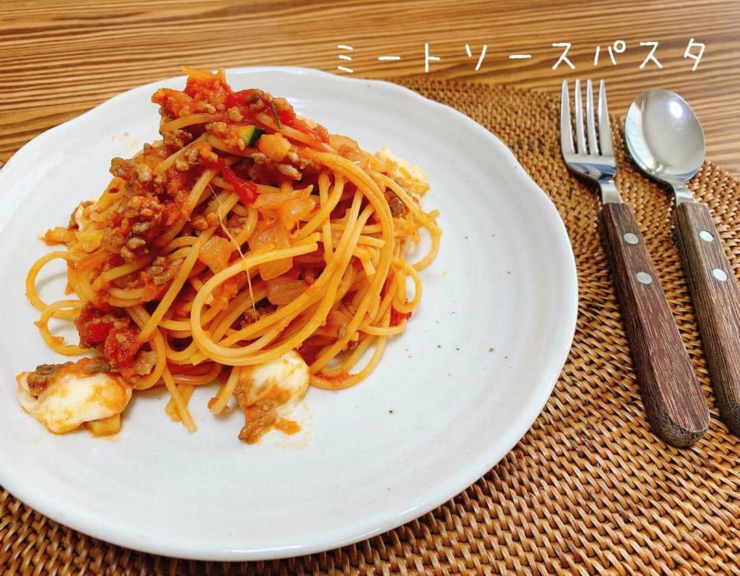 小椿希美のインスタグラム：「・ 【自宅で過ごすGWランチ】 〜ひき肉ベースを使った 　ミートソースのパスタ〜 ・ 前回の投稿でご紹介した 作り置きのひき肉ベースを使って 作ったミートソースパスタです。 ひき肉ベース自体には、炒める時の少しの塩以外、味付けをしていないので、いろいろなメニューに アレンジが出来ます😋 ・ こちらは、 ミートソースアレンジ🍝 カットトマト缶と、ケチャップ、 コンソメ、塩を加えて 少し煮込むだけ。 パスタと和えて完成です✨ ・ ひき肉ベースを作っておけば、 「切る・炒める・煮込む」の 手間を省いてランチが完成します✨ しかも、玉ねぎやお肉に加えて すりおろしたにんじんが たっぷり入っています🥕 在宅ワークのひと皿ランチに 栄養もしっかり摂れて 時短で作れるので、 食後にゆっくりコーヒーも 飲めるかも☕️☺️ ・ #ミートソースパスタ #パスタランチ#おうちパスタ #おうちごはん#在宅ワークランチ #時短レシピ#ひき肉レシピ #アナウンサー#料理講師 #いつか… #中京テレビの料理コーナー #NHKのきょうの料理に出たい #大きな夢☺️」