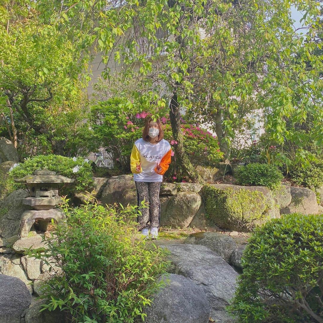 acaneのインスタグラム：「・ greeeeeeeeeeen🍃🌳🌿🌲 今日は5月2日だね🤟🏾🖤 ・ #おばぴーす #ぴーすせんよ #お庭 #広すぎやねん笑」