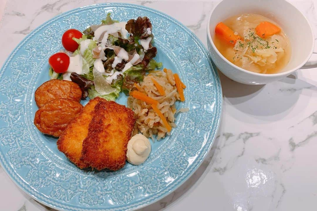 田中れいなさんのインスタグラム写真 - (田中れいなInstagram)「. #れーなご飯 賞味期限近いものから片付ける作戦したら、めちゃくちゃ手抜きになっちゃいました💧 ･ポトフ ･なんかの天ぷら。笑･海老カツ 唯一 ちゃんと作った･切り干し大根 まーこんな日もあるね👨🏻‍🍳♡笑 *☼*―――――*☼*――――― #おうち時間 #れーなご飯 #料理 #クッキング #手抜きごはん #photo #instagram #instagramjapan #cooking」5月2日 14時33分 - tanakareina.lovendor