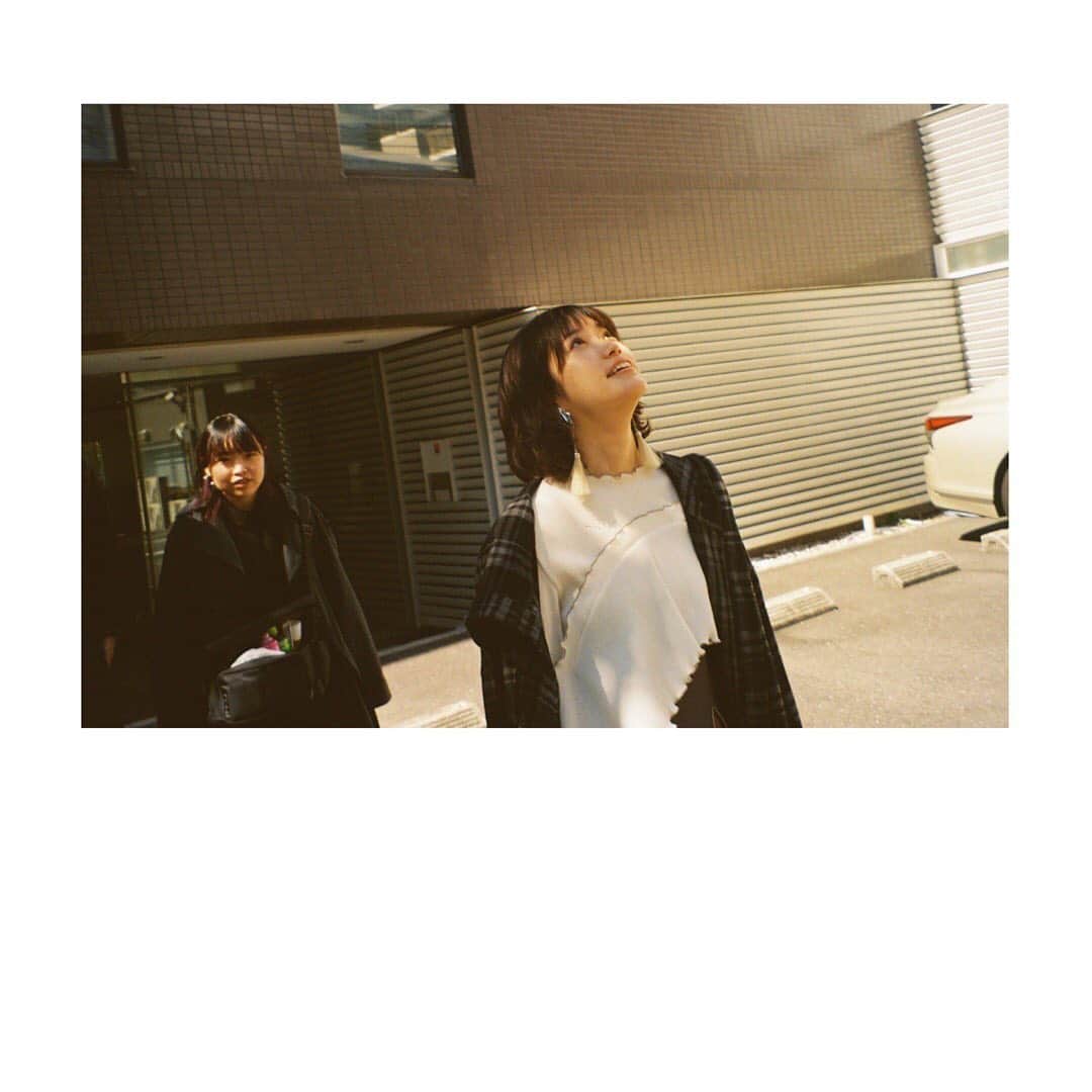 美山加恋のインスタグラム：「仰げば青空。﻿ を聴きながら本を読んでいます。﻿ ﻿ ﻿ 5月に突入しましたね。﻿ 晴れ晴れとした気分とはなかなかなれないけども、自分のペースで楽しんでいきたいですね。﻿ ﻿ だからということもないのですが、インスタ毎日投稿を一旦ここまでにしたいと思います！﻿ お付き合いありがとうございました☺︎﻿ ﻿ またマイペースに更新していきます。﻿ ﻿ ﻿ ﻿ ちなみに後ろの映るのは、この間に沢山あげた写真たちの素敵なヘアメイクをしてくださったもりさん」