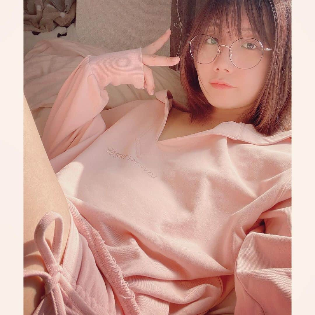 湯浅かえでのインスタグラム：「小嶋さんの #herlipto 部屋着とどいたぁぁ🥺 かわいいかわいいかわいいのを着たらテンション上がって自撮りが捗りました。 LOVE MY HOME🏠❤️ あったかくて気持ちいい〜🌞 #herliptohome  #stayhome  #ルームウェア  #こじはる  #lovemyhome  #おうちで過ごそう #かえふく🐸」