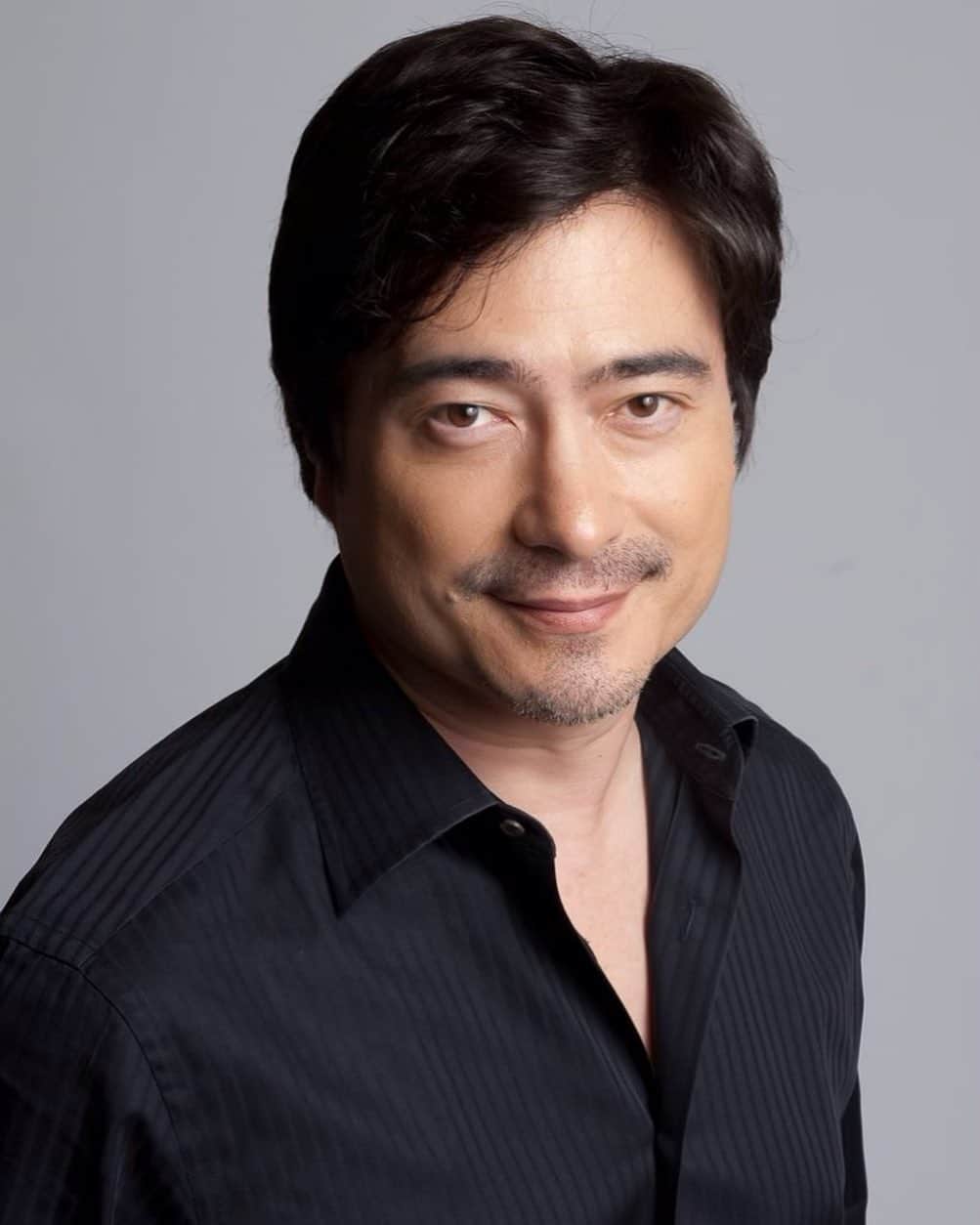 のインスタグラム：「Goooooood afternooooooon!  ジョンカビラです。今、声帯の治療中で声が出せません。この機会に公式インスタグラムを始めました。Please stay safe, healthy and home!  #ジョンカビラ #jonkabira #jwave #tokyounited #jkradiotokyounited #いいんです #お休み中 #のりこえよう」