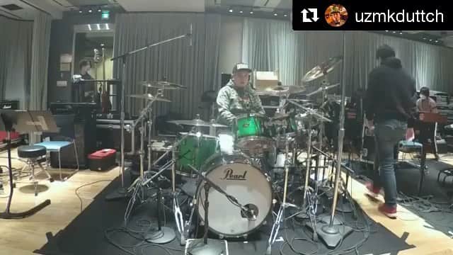 Ju-kenのインスタグラム：「Juon bandで一緒にプレイしたり、他のバンドで対バンしたりな間柄、スーパーヘヴィドラマー、ダッチさんからお誘い受けてセッション♫  彼の行動力、企画力そして人の良さには、頭が下がります🌞  ベースはWarwickですよ💥フーディはRudie’sですよ  #Repost @uzmkduttch with @get_repost ・・・ 《リズム隊繋ぎ》  ６人目のベーシストは、JUONバンドでもご一緒させてもらっていて、そのベース音と容姿の存在感や色気が最高🤘  MY WAY MY LOVE / JU-KEN @jkn627  感謝。  次回もお楽しみに🤘  #リズム隊繋ぎ #MYWAYMYLOVE #uzmk  #juken #duttch #stayhome」