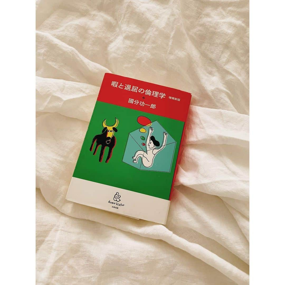 市川実和子さんのインスタグラム写真 - (市川実和子Instagram)「#BookCoverChallenge﻿ #7日間ブックカバーチャレンジ﻿ ﻿ 4冊目、﻿ 手元に全然本がない！とゴソゴソしてたら、﻿ ちょうど今読み返したくなるような本が出てきた。﻿ ﻿ ﻿ さて次は、﻿ 書く言葉が、なんか気になるし、読みたいひと、﻿青柳文子 @aoyagifumiko ちゃんに。﻿ 颯爽と現れ、快くバトンを受け取ってくれてありがとー！﻿ ﻿ ブックカバーチャレンジとは、読書文化の普及に貢献するためのチャレンジで、参加方法は好きな本を1日1冊、7日間投稿。﻿ 本についての説明はなし、表紙だけの画像をアップして、そして毎日1人、FacebookかInstagramの友達を紹介して、このチャレンジに参加していただくというもの、だそうです。」5月2日 15時05分 - miwako_ichikawa_