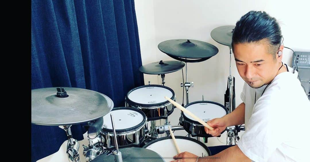 藤原佑介のインスタグラム：「所属事務所ハーフトーンミュージックのの企画で新しい楽曲に参加させて頂きました！ 自粛の中、リモートレコーディングによって曲が作られていくのはとても素敵な事だと感じています。 一人でも多くの方にご視聴頂ければと思います。 是非に！ #SOUZOU  https://www.htmg.com/media/5298/  上記リンクはプロフィールから行けるようにしておきます！」