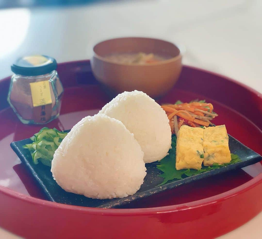 のインスタグラム：「1日でも早くコロナの終息を願う #祈るおむすびバトン  英玲奈ちゃんから受けとりました😊 @erena_erenyan  私は#塩むすび　を。 『満月の日』の海水のみを使用し作られた〝出雲うさぎ満月藻塩〟を使いました🌕✨ 粒子が細かくミネラル豊富な天然藻塩。 素材の味をグンと引き立ててくれるんです😋  見た目はシンプルですが、私にとってパワーがでるNO.1おにぎり😊🍙 日々、医療の現場で働かれている皆様に感謝を🙏  そして1日でも早くコロナが収束しますように願いをこめて…。 お家で過ごされている皆様。 できる事をお互いに頑張りましょうね😊👊 次のバトンは。  最近、再放送をして話題にもなっているドラマ『JINー仁ー』に出演していた2人に🙌 （私もまた見返しています😊） 吉沢悠さん @hisashi_yoshizawa  橋本真実ちゃん @mamihashimoto_official  そして、バレエ友達であり歌手の 八反安未果ちゃん @alohaamika  に繋がせてもらいたいと思います🍙🤲❤️ #人と人の縁を結ぶ #おむすび #結び  #1日でも早くコロナが収束しますように #医療の現場で働いてる方々に感謝を込めて  #出雲うさぎ満月藻塩 #えれな  #onigiri #omusubi #riceballs #stayhome  I hope the Corona will be over soon.🙏」