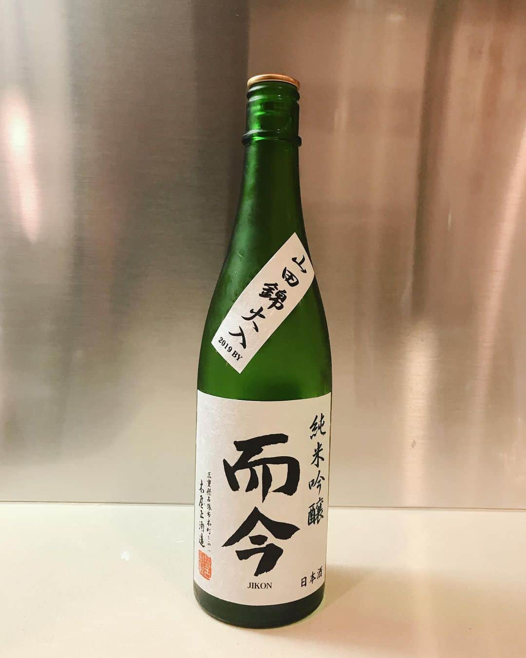 橘ケンチさんのインスタグラム写真 - (橘ケンチInstagram)「在宅期間中に夜に飲みながらpostして日本酒の魅力を知ってもらうのもいいですが、昼間のうちにpostして興味ある方は酒屋さんに行ける時間がある方がいいかなと思い、昼間にもちょこちょこ上げていきたいと思います。  昼間から飲んでるわけではありません😂(笑)  最近は酒屋さんも短縮営業をされているので、週末家でお酒を楽しみたい方は早めにお店に行かれることをオススメします💡  このお酒は『而今(じこん)』😄 三重県の木屋正酒造さんが醸されている大人気銘柄です✨  お米からできているのに、なんでこんなフルーツの味わいがするんだろうと驚かれるかもしれません✨  見つけたら即GETをオススメします👍  #三重県#木屋正酒造#而今 #純米吟醸#山田錦#火入れ #過去に囚われず未来に囚われず今をただ精一杯に生きる #而今ってこういう意味 #全てに通じる #火入れはいい品質を保持するために加熱処理を行うこと #日本酒#SAKE #日本酒飲もう#焼酎飲もう #日本文化は底なしに楽しい」5月2日 15時01分 - kenchitachibana