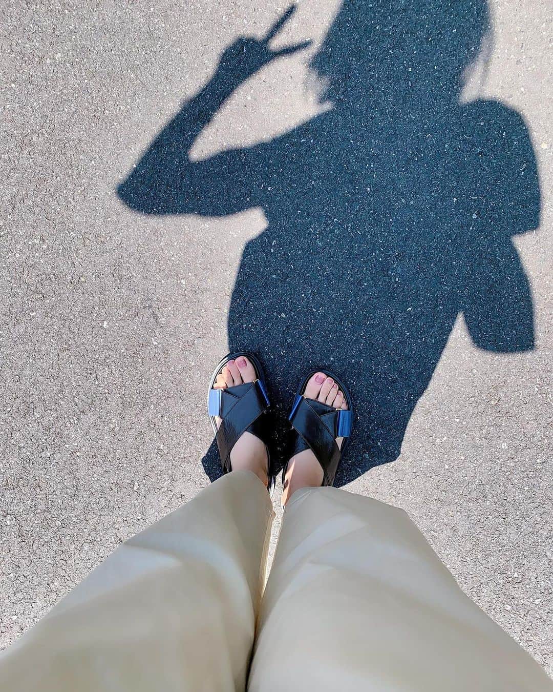 熊井友理奈さんのインスタグラム写真 - (熊井友理奈Instagram)「_﻿ ﻿ ﻿ 暑すぎてサンダル出した☀️﻿ ﻿ 少しだけお散歩🚶‍♀️﻿」5月2日 15時04分 - kumai_yurina