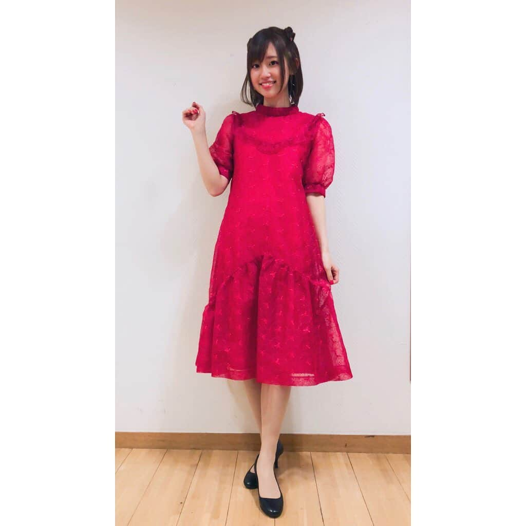 高橋李依さんのインスタグラム写真 - (高橋李依Instagram)「📷2019.2.4﻿ ﻿ ﻿ ﻿ 第4弾 #りえりー服﻿ 『この素晴らしい世界に祝福を！』の﻿ オーケストラコンサート衣装！👗﻿ ﻿ ﻿ 出演者みんなでドレスアップ！おめかしです！﻿ ﻿ ﻿ イベント内容は、﻿ アニメ劇伴の甲田さん指揮のもと﻿ オーケストラの皆さんの豪華な演奏と、﻿ 我らがMachicoちゃんのOP歌唱♪﻿ 私たちキャスト陣の朗読劇あり、﻿ 百花さん司会でトークパートもあり、﻿ キャラクターでED歌唱もありと盛りだくさん！﻿ ﻿ ﻿ そんな朗読劇は、﻿ カズマ達パーティーメンバーが﻿ オーケストラコンサートに来る！という話！﻿ ﻿ 会場にぴったりなシナリオだし、﻿ キャストの生のお芝居は﻿ 目で追っても楽しい賑やかさなので、﻿ ﻿ スタンドマイクに台本を持ちながらだけど、﻿ その場その瞬間に会話が生まれている﻿ 生の舞台のような臨場感を届けられるよう、﻿ お芝居が楽しくなるような衣装を選びました。﻿ ﻿ ﻿ *﻿ *﻿ ❤声を担当させていただいているめぐみんは﻿ 小さな魔法使い。どこがとは言ってないよ。﻿ ﻿ 普段は、赤いワンピースに﻿ かっちょいいマントと魔法使いらしいお帽子、﻿ 眼帯やら杖やらを携えています。﻿ こっちで言う厨二病の感性なんです‪✝︎﻿ ﻿ ﻿ 👗そんなめぐみんらしい雰囲気は、﻿ 彼女がいつも着ているワンピースの﻿ Aライン型がポイントかなと！﻿ ﻿ ウエストの位置がはっきりするものより、﻿ ざくっと体型は隠してしまったほうが﻿ 引きで見たときに分かりやすいかなーって思い、﻿ ﻿ スタイリストさんが持ってきて下さった中で﻿ 一番ズドンとしたドレスを﻿ 選ばせていただきました！﻿ （可愛い言葉が見当たらない 笑）﻿ ﻿ ﻿ 表面は固めのレース生地で﻿ 一面にお花があしらわれていて❁︎﻿ 肩から胸元へのフリル、﻿ 肘までのパフスリーブ、﻿ スカート部分の切り替えしの絶妙なライン……﻿ ﻿ おめかししているのに﻿ どこか少女らしさを含んだワンピースに﻿ 感動しかありませんでした。﻿ ﻿ ﻿ 👠ちなみにヒールは、﻿ ご用意していただいた中で﻿ 一番低いものを選んでいます。﻿ ﻿ つま先が尖ったものよりは﻿ 丸く、甘く。でも黒く！﻿ ﻿ 既に身長が160センチあるので、﻿ なるべく低く見えるように。﻿ ﻿ ﻿ 💅🏼ネイルには十字架。紅魔族なのでね！﻿ ﻿ ﻿ ✂️髪の長さはボブだったので、﻿ 一番年下っぽくなるような、﻿ 普段じゃなかなかやらない﻿ 耳ヘアーにしてもらいました。﻿ ？？耳ヘアー？（笑）﻿ ﻿ 頭のところにちょぼちょぼと、﻿ 小動物のイメージです🐈﻿ ﻿ ﻿ ﻿ 💚カズマ役の福島潤さんは緑の蝶ネクタイ。﻿ タキシード姿で座組が引き締まります！﻿ ﻿ 💙アクア役の雨宮天ちゃんは、﻿ 片方だけ肩を出した何とも綺麗な﻿ Iライン型の青のドレス。おみ足も素敵♡﻿ ﻿ 💛ダクネス役茅野愛衣さんは、﻿ お嬢様でもあるララティーナらしく﻿ 袖は長め、丈も長めのふんわりとしたワンピース。﻿ ﻿ ﻿ ﻿ あまりにも見事に﻿ キャストとキャラクターのいい所取りの衣装に﻿ ガッツポーズ＆拍手でしかなかったし、﻿ ﻿ 原作イラストの三嶋くろね先生が﻿ 今回のパンフレット用に﻿ 同じドレスをキャラクター達に着せてくれたのが﻿ エモエモのエモ………！﻿ そういうの好き～～～！！！﻿ 実況録音版のCDジャケットにもなってますよ◎﻿ ﻿ ﻿ ﻿ ﻿ イベント自体の思い出は、またどこかで！﻿ この日もみんなで何度目かの乾杯をしました。﻿ ﻿ 昨日は原作最終17巻の発売日でもありましたね。﻿ 祝福を～～！🎊﻿ ﻿ ﻿ ﻿ ﻿ #声優 #高橋李依﻿ #りえりー服﻿ #この素晴らしい世界に祝福を﻿ #このすば﻿ #オーケストラコンサート﻿ #イベント衣装」5月2日 15時06分 - riery_syame