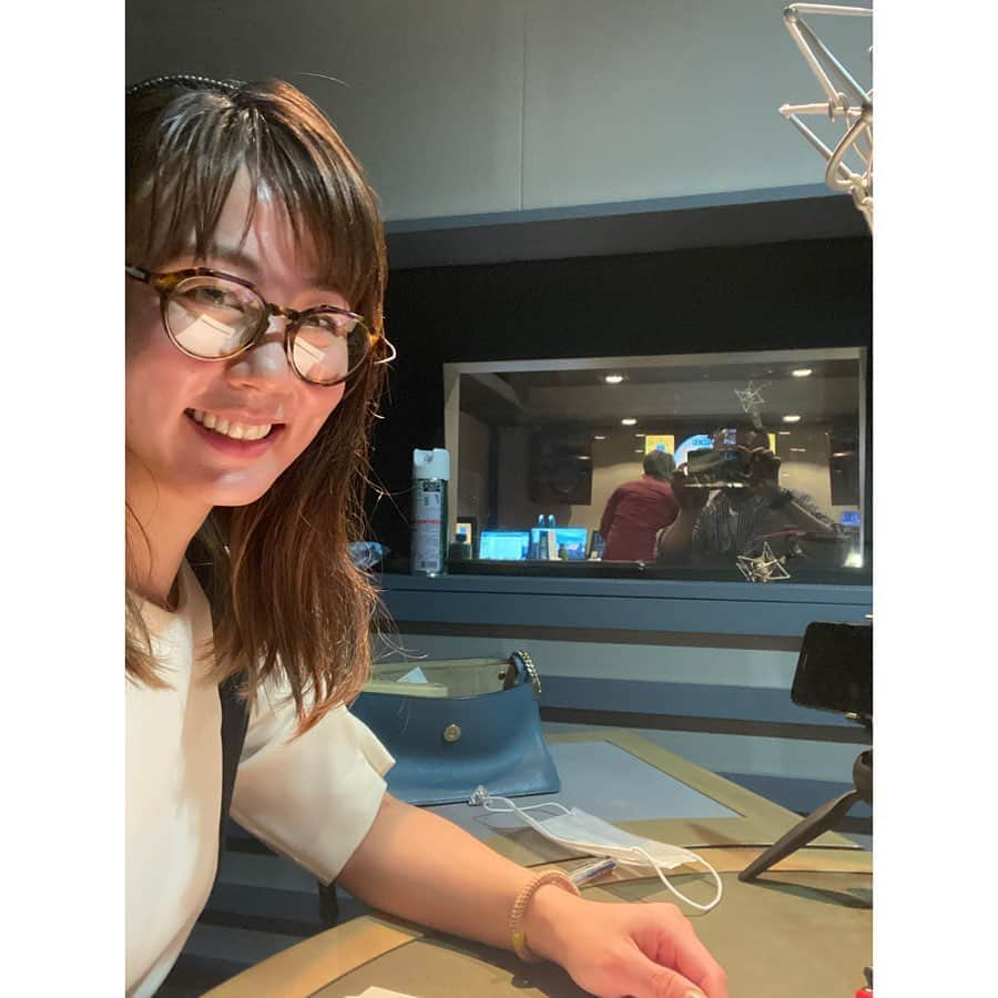 新井麻希さんのインスタグラム写真 - (新井麻希Instagram)「* #自撮りつなぎ　バトンを、ナレーターの小坂由里子さん　 @yuriko.kosaka より受け取りました。 ありがとうございます😊 * 5月3日（日）19時～放送 📺フジテレビ📺 * 『緊急生中継！中居正広のスポーツ珍プレー好プレー　 みんなで生サプライズを起こしましょうSP』  のナレーションブース内から✨ * * バトンのルールを緩くしてしまって申し訳ありませんが、どさくさに紛れて番宣させて頂きます🤣😏 * * 自撮りしているのを撮影してくださった写真と🤣、そのあと最小人数で録った皆さまと。写真の人数は少ないですが、沢山の力が詰まっています。なので絶対見て欲しいーーー！ナレーションを担当するのは、松木安太郎さん、ケンコバさん、上地雄輔さんの並びに入れて頂いた、フジテレビューのページ、そりゃスクショするよね。。🤣🙏 * * * バトンをくださった小坂由里子さんは、フジテレビ「バイキング」、NHK「カネオくん」フジテレビ「99人の壁」など、様々な番組で活躍されています。そんな小坂さんへのオマージュで、同じMAルーム（とはいかず🤣）で、洋服をよせて、普段はメガネをかけないけどかけて撮ってみました👓何故かドヤ顔になりました笑 * * * 次は、私の宣材写真の数々を撮ってくださっている写真家のハービー山口さん　@herbieyamaguchi 💚 * そして、フジテレビ「グッディ」の気象予報士で大学からの友達の 寺川奈津美さん　@natumikannnn 💛 * お願いしますっ！！🧡🧡🧡」5月2日 15時07分 - makiarai58