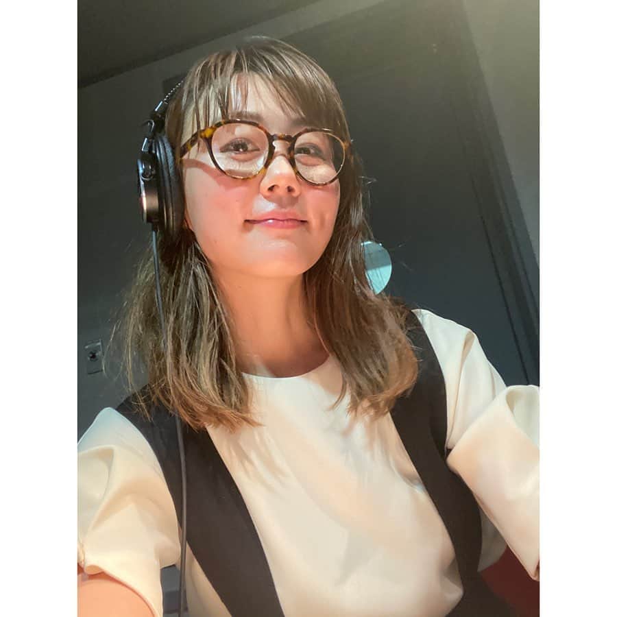 新井麻希のインスタグラム：「* #自撮りつなぎ　バトンを、ナレーターの小坂由里子さん　 @yuriko.kosaka より受け取りました。 ありがとうございます😊 * 5月3日（日）19時～放送 📺フジテレビ📺 * 『緊急生中継！中居正広のスポーツ珍プレー好プレー　 みんなで生サプライズを起こしましょうSP』  のナレーションブース内から✨ * * バトンのルールを緩くしてしまって申し訳ありませんが、どさくさに紛れて番宣させて頂きます🤣😏 * * 自撮りしているのを撮影してくださった写真と🤣、そのあと最小人数で録った皆さまと。写真の人数は少ないですが、沢山の力が詰まっています。なので絶対見て欲しいーーー！ナレーションを担当するのは、松木安太郎さん、ケンコバさん、上地雄輔さんの並びに入れて頂いた、フジテレビューのページ、そりゃスクショするよね。。🤣🙏 * * * バトンをくださった小坂由里子さんは、フジテレビ「バイキング」、NHK「カネオくん」フジテレビ「99人の壁」など、様々な番組で活躍されています。そんな小坂さんへのオマージュで、同じMAルーム（とはいかず🤣）で、洋服をよせて、普段はメガネをかけないけどかけて撮ってみました👓何故かドヤ顔になりました笑 * * * 次は、私の宣材写真の数々を撮ってくださっている写真家のハービー山口さん　@herbieyamaguchi 💚 * そして、フジテレビ「グッディ」の気象予報士で大学からの友達の 寺川奈津美さん　@natumikannnn 💛 * お願いしますっ！！🧡🧡🧡」