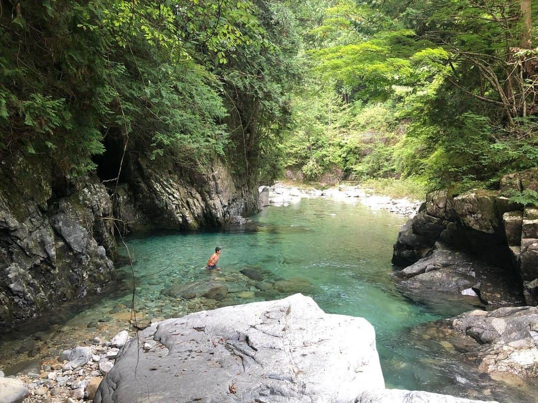 阪野豊史さんのインスタグラム写真 - (阪野豊史Instagram)「暑くなってきましたねー！！！ キャンプ行きたいな〜 自由に出かけられるようになったらまたキャンプ行きたいと思うのでオススメのキャンプ場だったりバーベキュースポット教えてください😁  #キャンプ　#アウトドア　#snowpeak  #yeti  #買ったけどまだ使えてない　#早くキャンプ行ける生活にもどってくれ。」5月2日 15時08分 - sakanotoyofumi_official