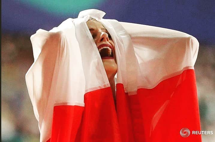 Patrycja WYCISZKIEWICZさんのインスタグラム写真 - (Patrycja WYCISZKIEWICZInstagram)「🇵🇱 Dziś Święto Flagi 🇵🇱 Jako sportowiec kilkukrotnie miałam przyjemność robić z nią rundę honorową na stadionie, a to uczucie jest czymś niesamowitym!  Biel i czerwień to barwy, w których startuję na zawodach, które mam możliwość dumnie reprezentować. #świętoflagi #flaga #white #and #red #polishflag #duma #proud #polska #poland #nationalcolours #niepodlegla  @niepodlegla1918」5月2日 15時18分 - patrycjawyciszkiewicz