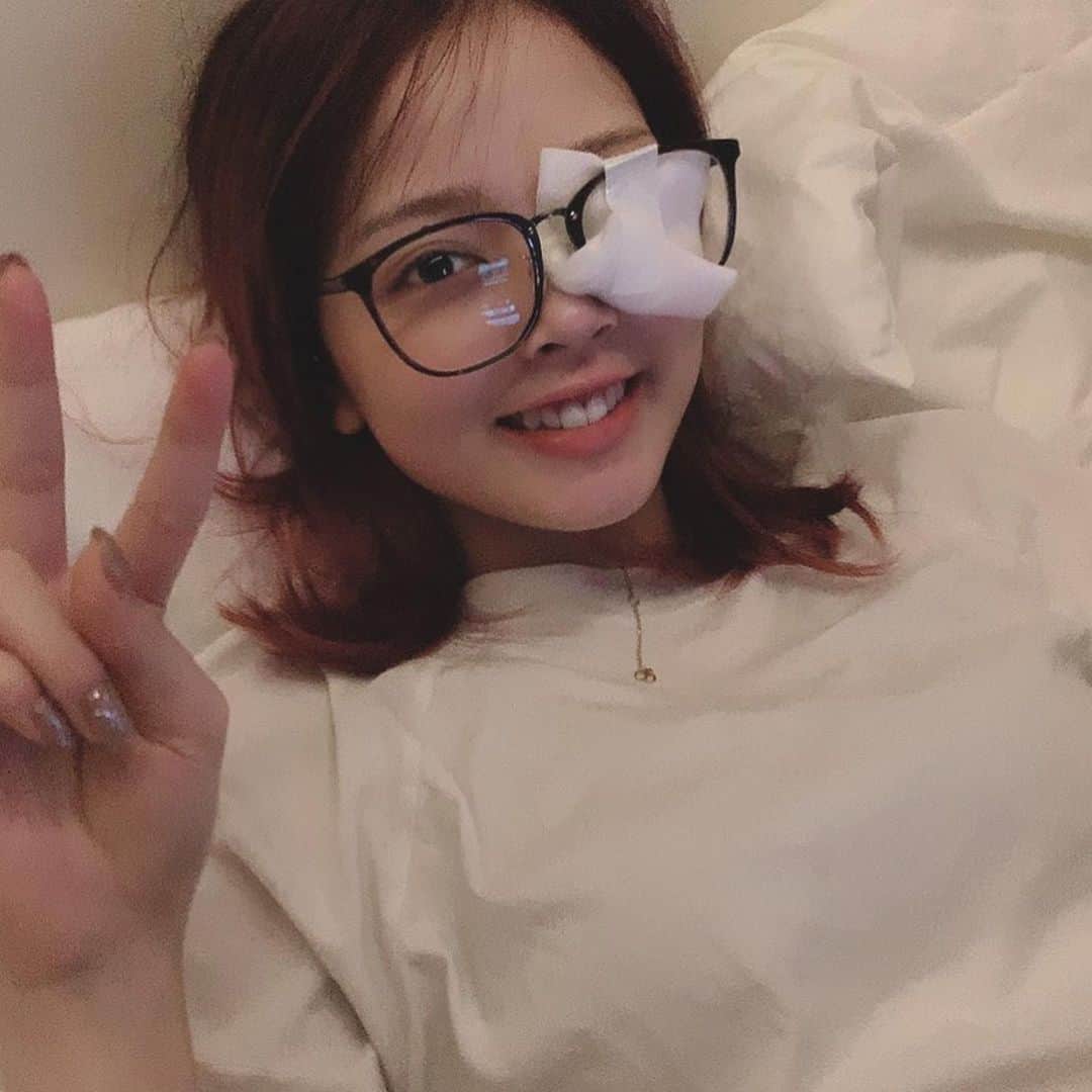 仲本莉絵瑠のインスタグラム：「突然の報告になってごめんなさい。 血が苦手な人はスクロール避けて欲しいです。 いつ更新しようかなって悩んでて遅くなってしまいました . 一昨日、いきなり気を失い、意識と記憶が朦朧としていました。 . 倒れた衝動で、目を打って眼窩底骨折、黄斑下出血。 眼球の裏に血の塊ができて、中にいることによって左目が今は見えません。もしかしたら炎症が治って、見えるようになるそうです。  コロナで家から出れずに いろいろなストレスを抱えてたのもあると思います。  ちょっと重くなってしまいましたが、 こんな時だからこそ元気でいたいと思ってます。 少しsnsの投稿が少なくなってしまうけどなるべくするようにします！  医療に携わる方、毎日本当に有難う御座います。 また結果が分かり次第報告します。」