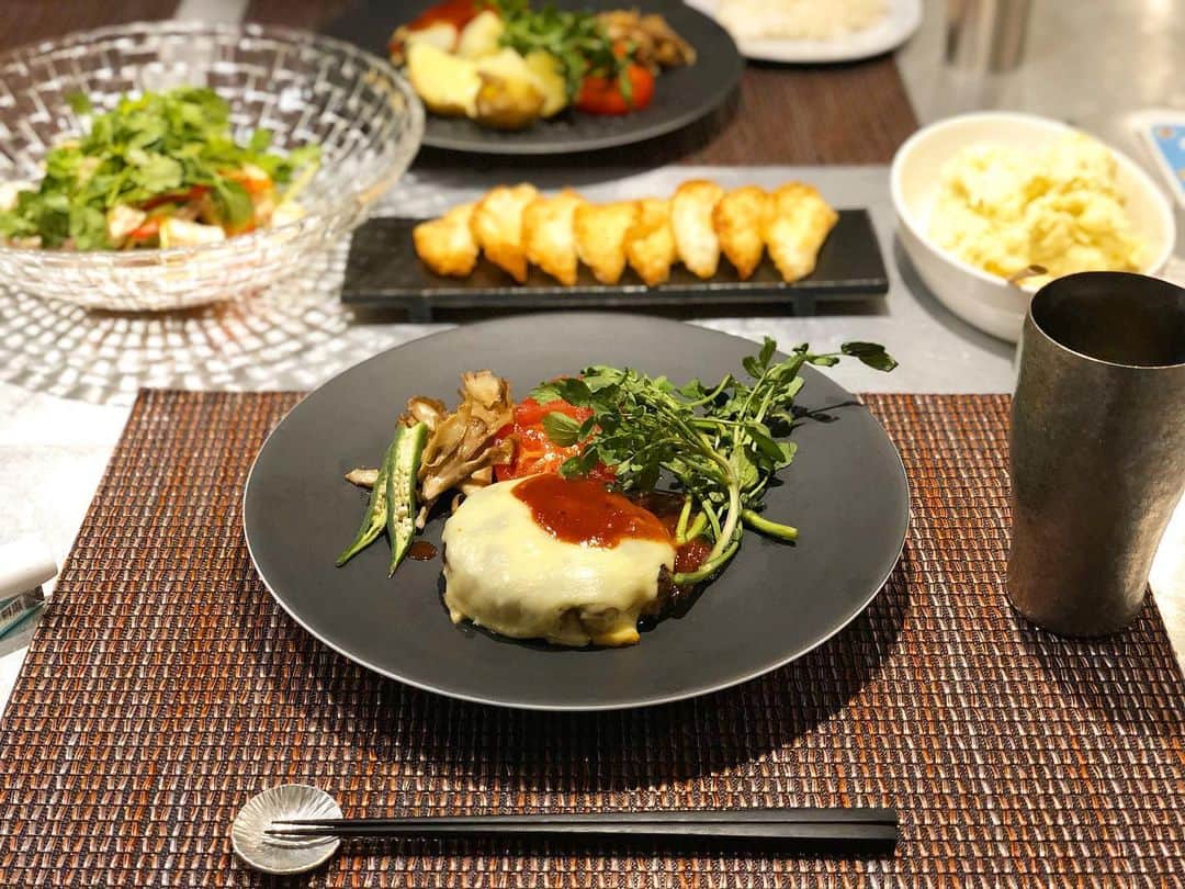 神崎恵さんのインスタグラム写真 - (神崎恵Instagram)「丼もの。簡単で美味しいって最高ですか🤤 昼ごはんは、夜の残り物にちょこっとプラス。 今夜はお魚かな。 #おうちごはん シラス丼はだし醤油に辣油。」5月2日 15時21分 - megumi_kanzaki