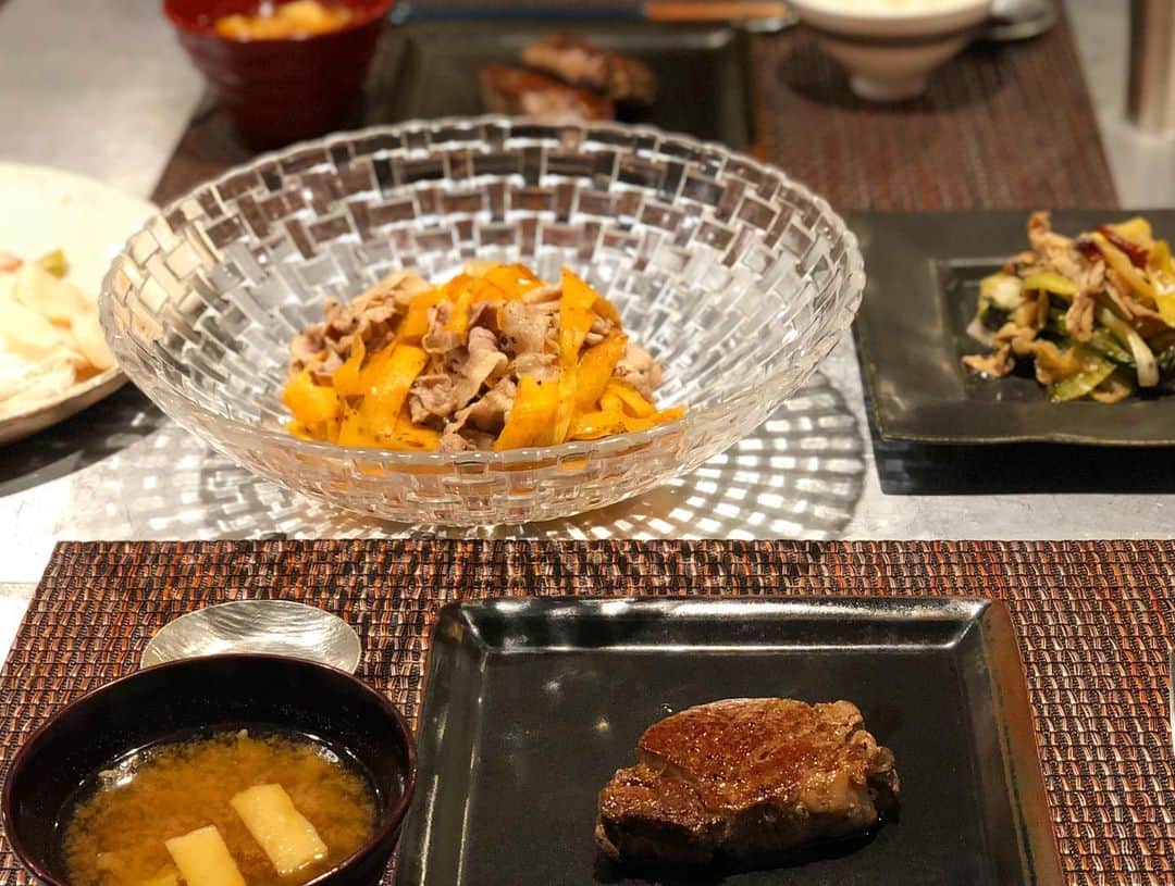 神崎恵さんのインスタグラム写真 - (神崎恵Instagram)「丼もの。簡単で美味しいって最高ですか🤤 昼ごはんは、夜の残り物にちょこっとプラス。 今夜はお魚かな。 #おうちごはん シラス丼はだし醤油に辣油。」5月2日 15時21分 - megumi_kanzaki