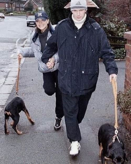 ヴィクトリアベッカムさんのインスタグラム写真 - (ヴィクトリアベッカムInstagram)「Happy birthday @davidbeckham x Remembering our walks with Snoop and Puffy in Manchester all those years ago. Still dog walking together 23 years later. Love you so much x」5月2日 15時31分 - victoriabeckham