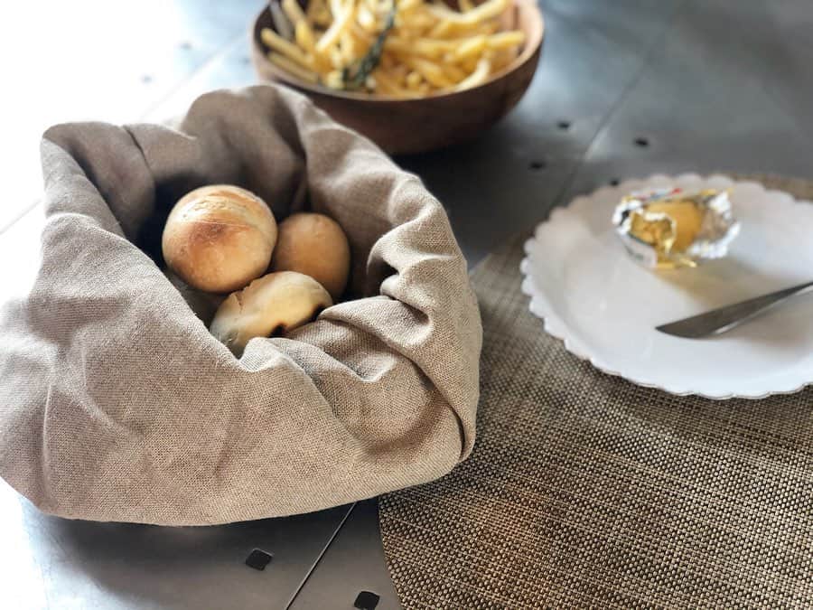 神崎恵さんのインスタグラム写真 - (神崎恵Instagram)「お兄ちゃんの遅めの朝ごはん。 焼き立てパンとローズマリーと揚げたポテト🥔にトリュフ塩🧂 このbread basket🍞🥐🥖 パンがいつまでもほかほかで美味しい。　@kogisonofuku ちゃんからお誕生日にいただいたお気に入り。 焼き立てパンに、エシレのbutter。 何個でも食べたい🥺 #corbeilleàpainbreadbasket #echire」5月2日 15時31分 - megumi_kanzaki