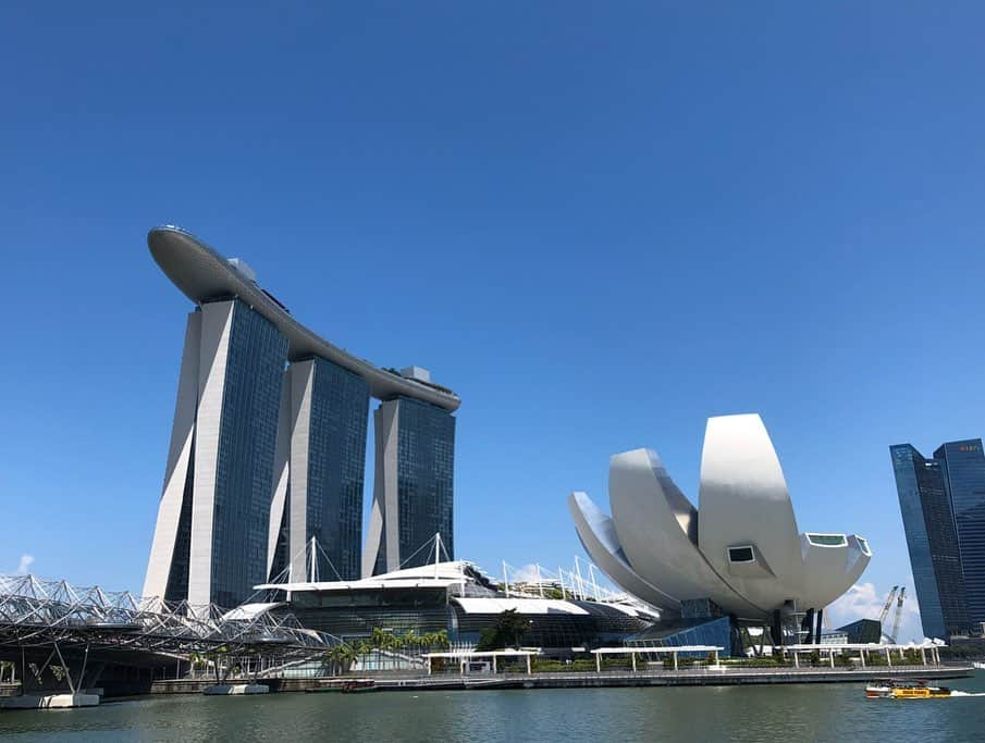 市原彩花さんのインスタグラム写真 - (市原彩花Instagram)「マリーナベイサンズ🇸🇬✨ 本当は先月泊まる予定だったんだ😢 また早く遊びに出れるようになって欲しいね😌✨ . 最近あーちゃんの旅ブログ書き始めたんだ〜😆 今まで行った海外や国内、シンガポールのことたくさん載せてくね❣️ ブログ見ながら旅行気分味わってもらえたらいいな✈️✨ もう少しで公開出来るので、お楽しみに〜🥰🥰 #marinabaysands」5月2日 15時39分 - ayaka_ichihara