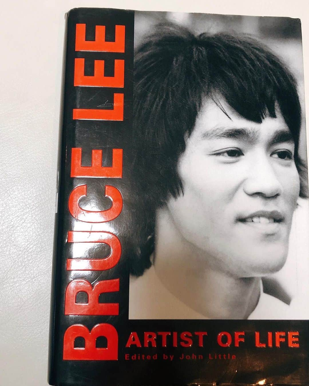 上田祥子さんのインスタグラム写真 - (上田祥子Instagram)「●ブックカバーチャレンジ 二日目 BRUCE LEE  ARTIST OF LIFE  #dontthinkfeel #bigfanofhim  大ファン過ぎてLA時代はジークンドーを習ってました。  二日目は、人気美顔器ブランドEBiSのビューティ番長✨ 本当に本当に素敵な渡邊美樹子さん @mikity_watanabe  に バトンをお渡しします😊  #ブックカバーチャレンジ #brucelee」5月2日 15時48分 - uedasachikoinsta