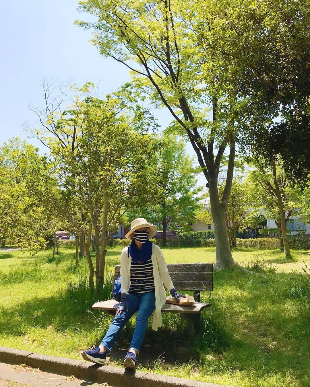 小川知子さんのインスタグラム写真 - (小川知子Instagram)「#散歩🚶🏻‍♀️ #カポナータ #牡蠣のオイル漬けソテー #手作りマスク #小川知子  暑いので冷やして美味しいカポナータを作った。 バケットに合うのよね〜。 ラタトゥイユより濃厚で好きです。私の得意料理。 お野菜整理に最適でオシャレ。  マスクは着ているタンクトップが長かったので裾を切って作りました。  緊急事態宣言も延びるようで大変ですね〜。」5月2日 15時42分 - tomoko_ogawa_